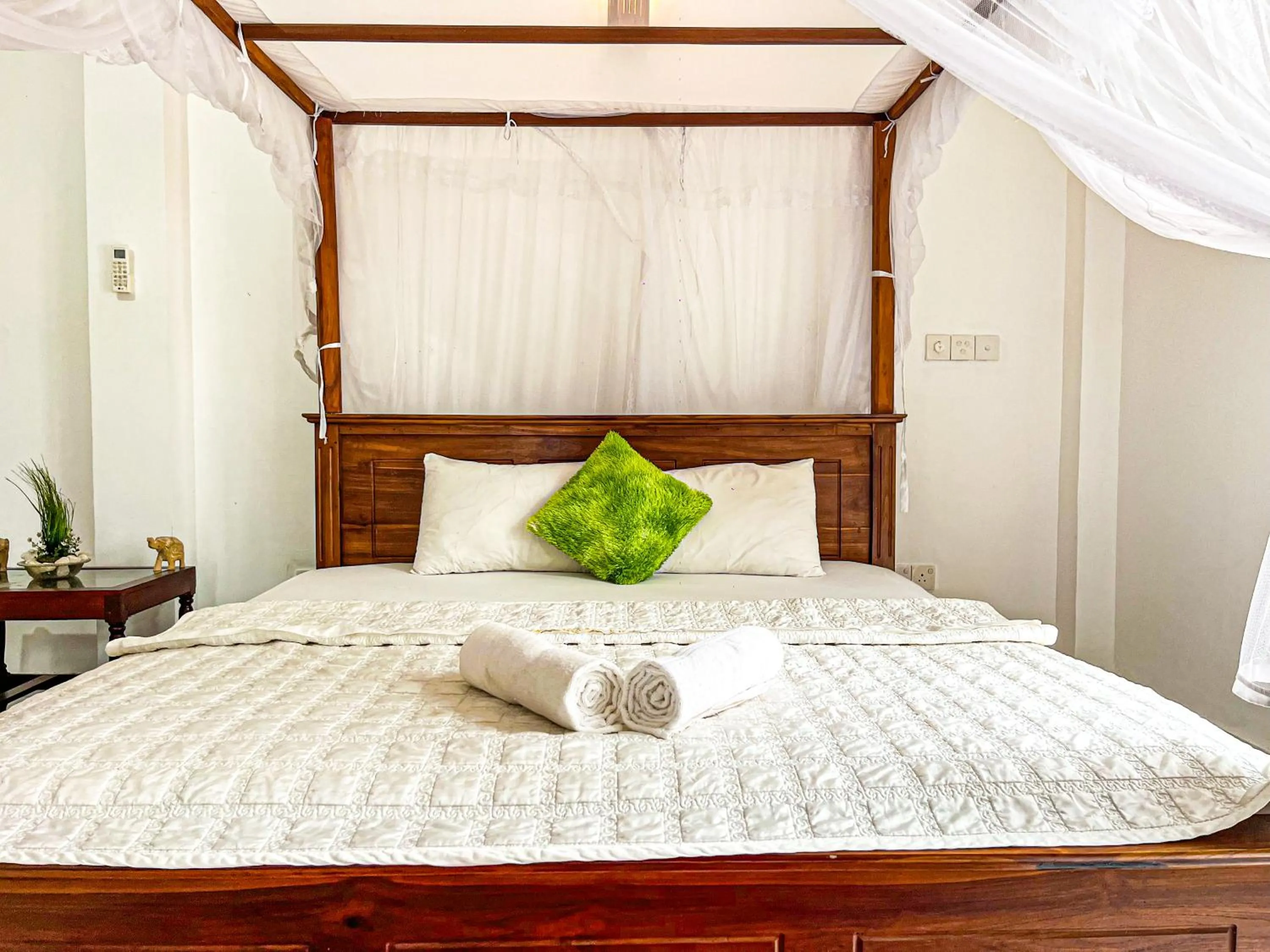 Bed in Galle Camellia