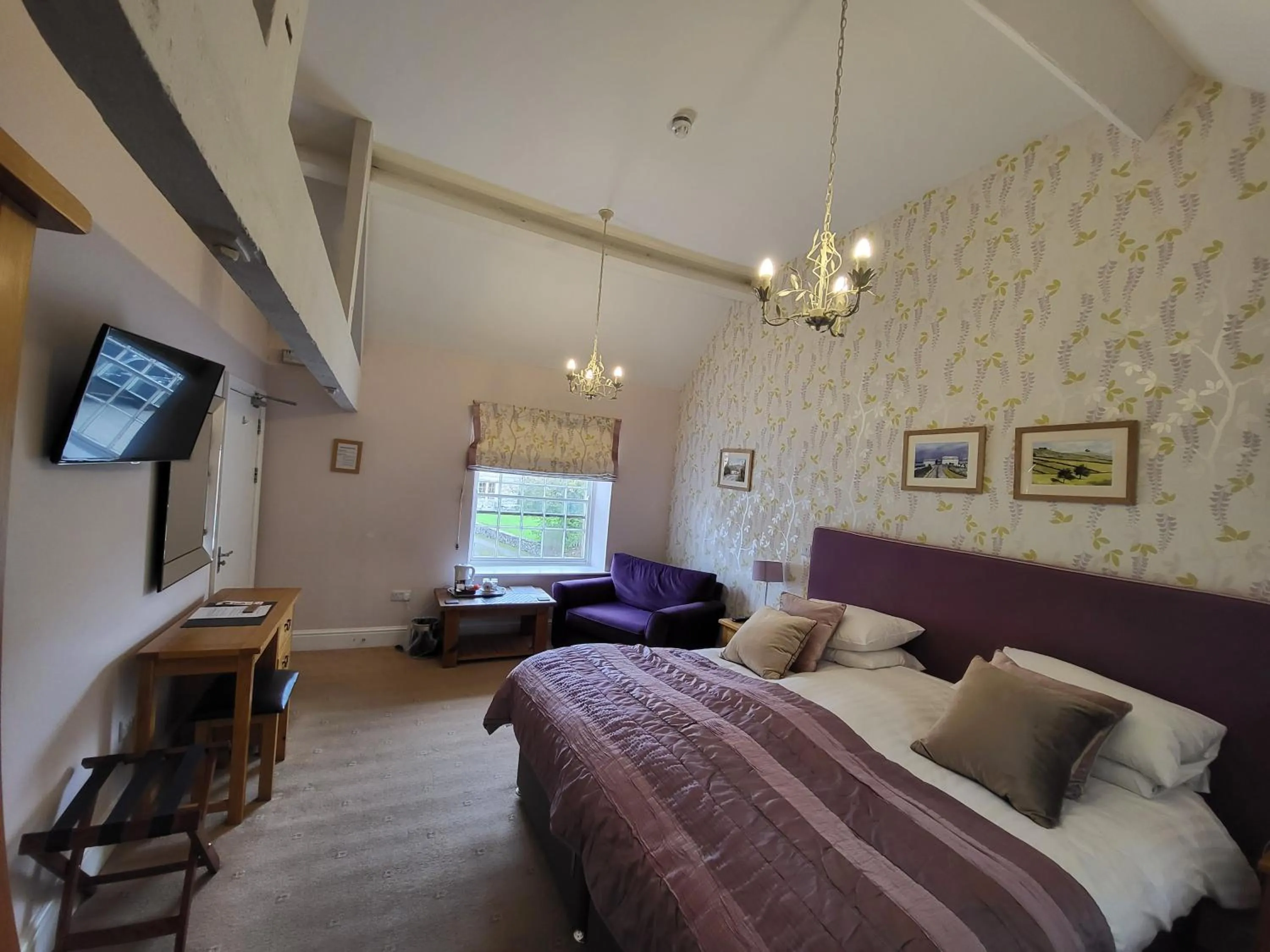 Bed in The Manifold Inn Hotel