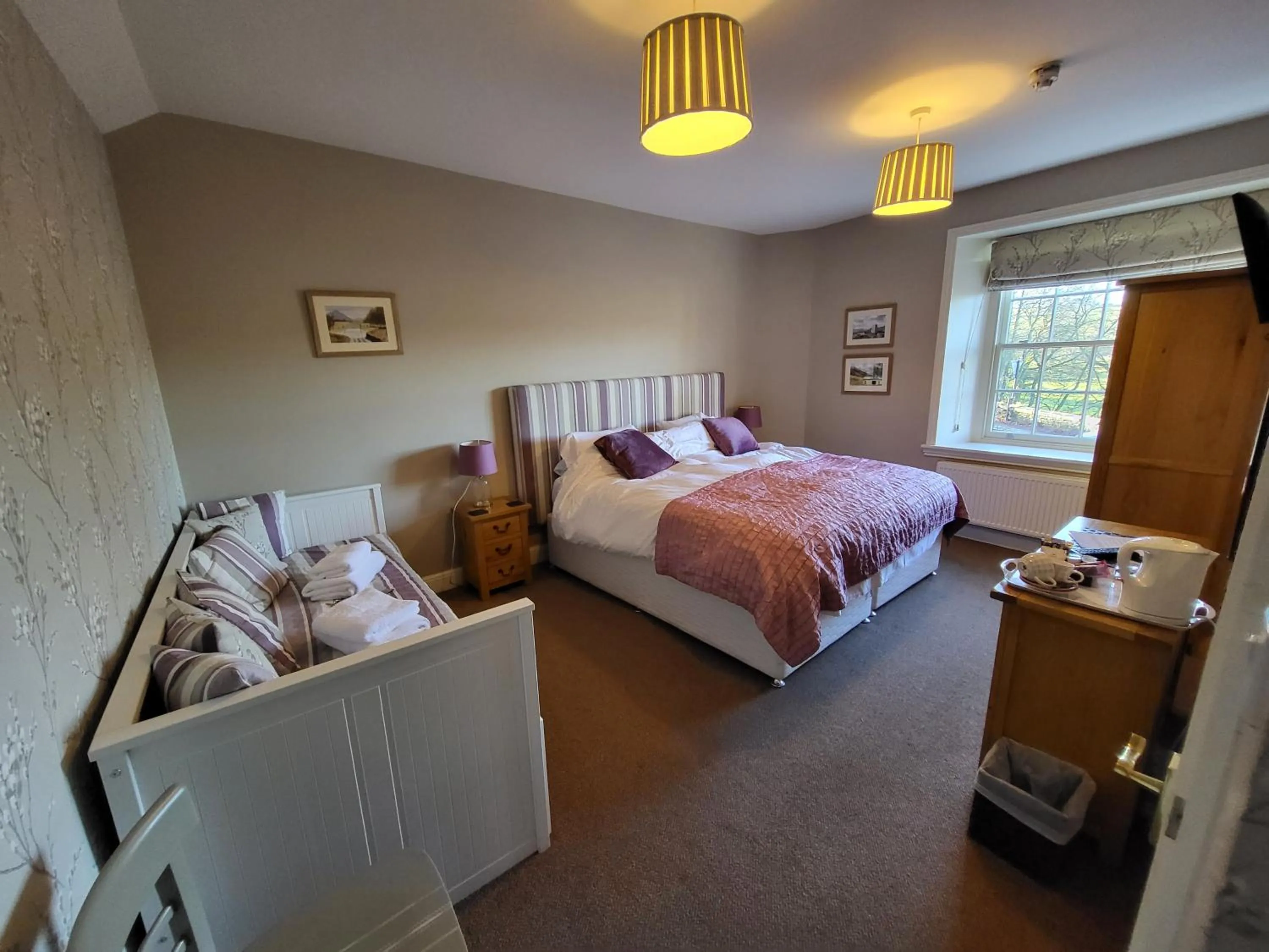 Bed in The Manifold Inn Hotel