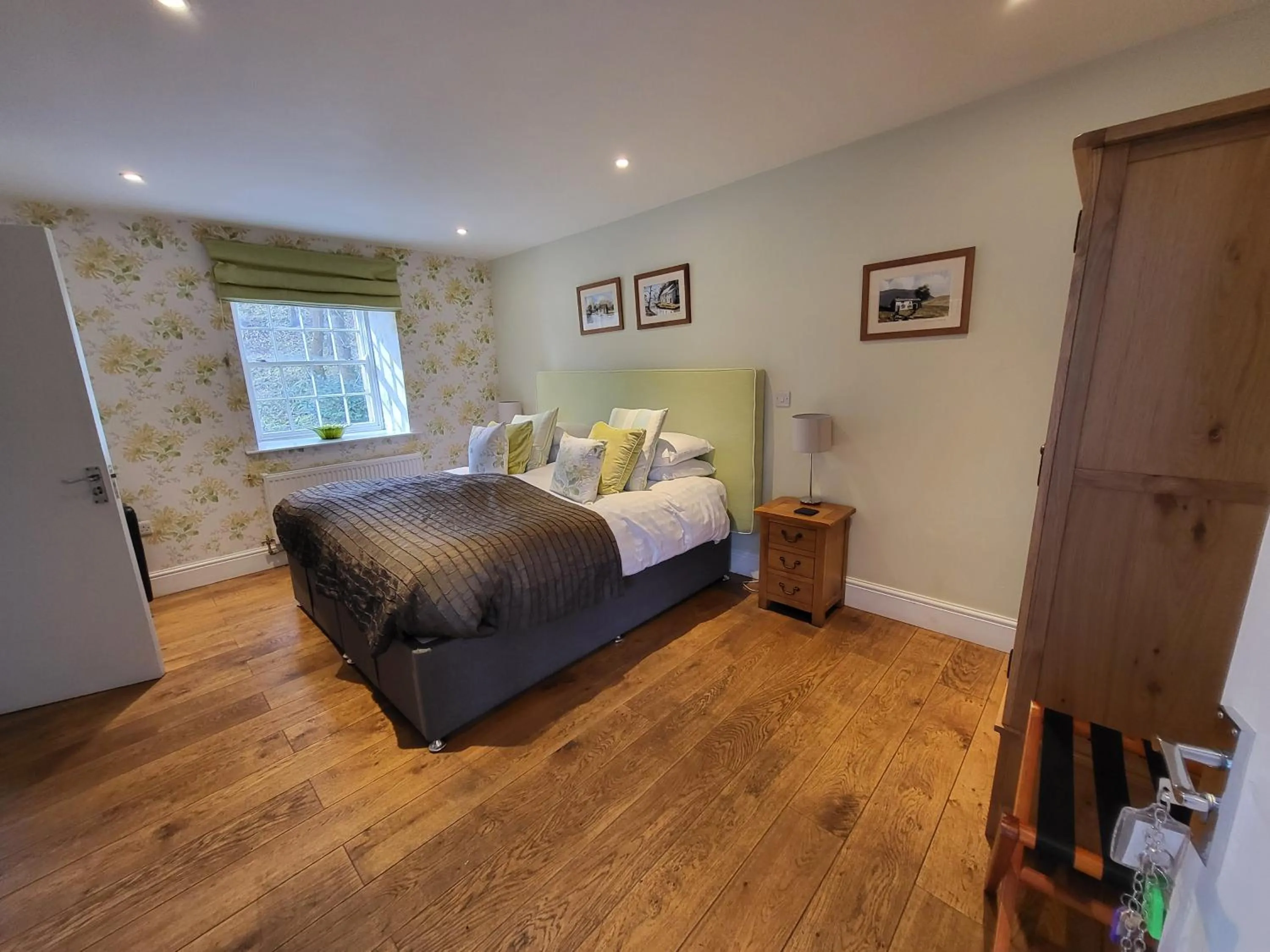 Bed in The Manifold Inn Hotel