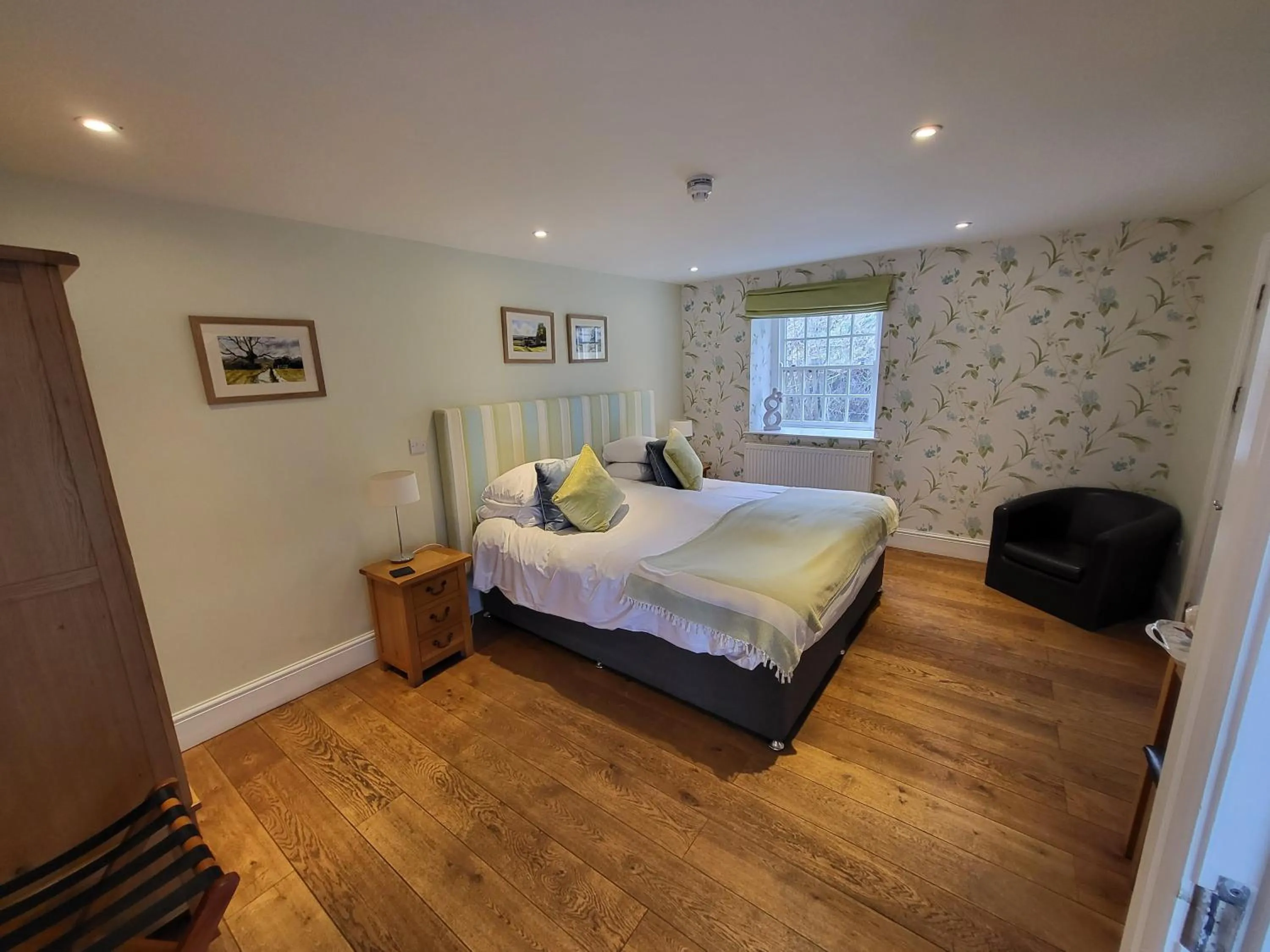 Bed in The Manifold Inn Hotel