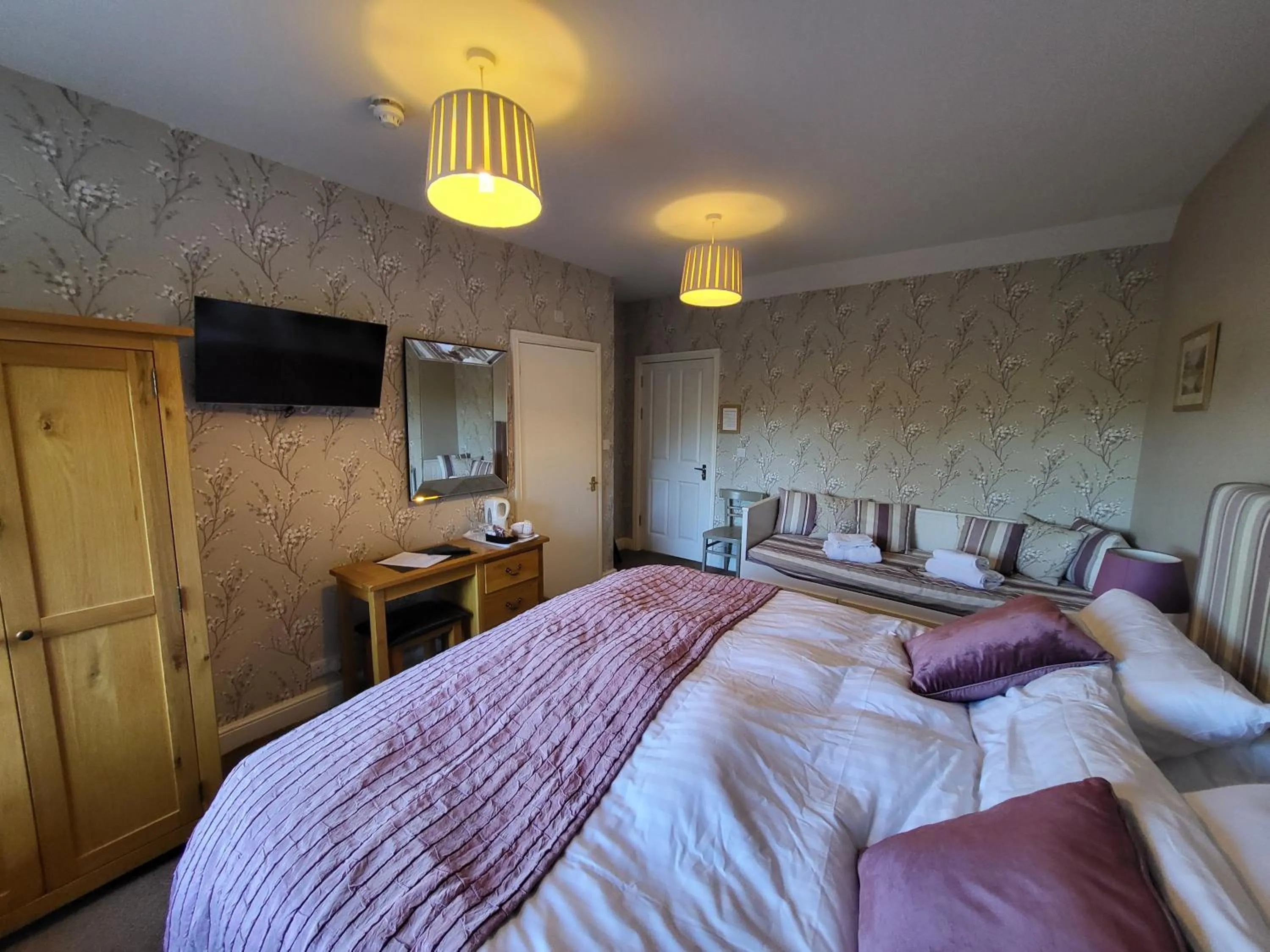 Bed in The Manifold Inn Hotel