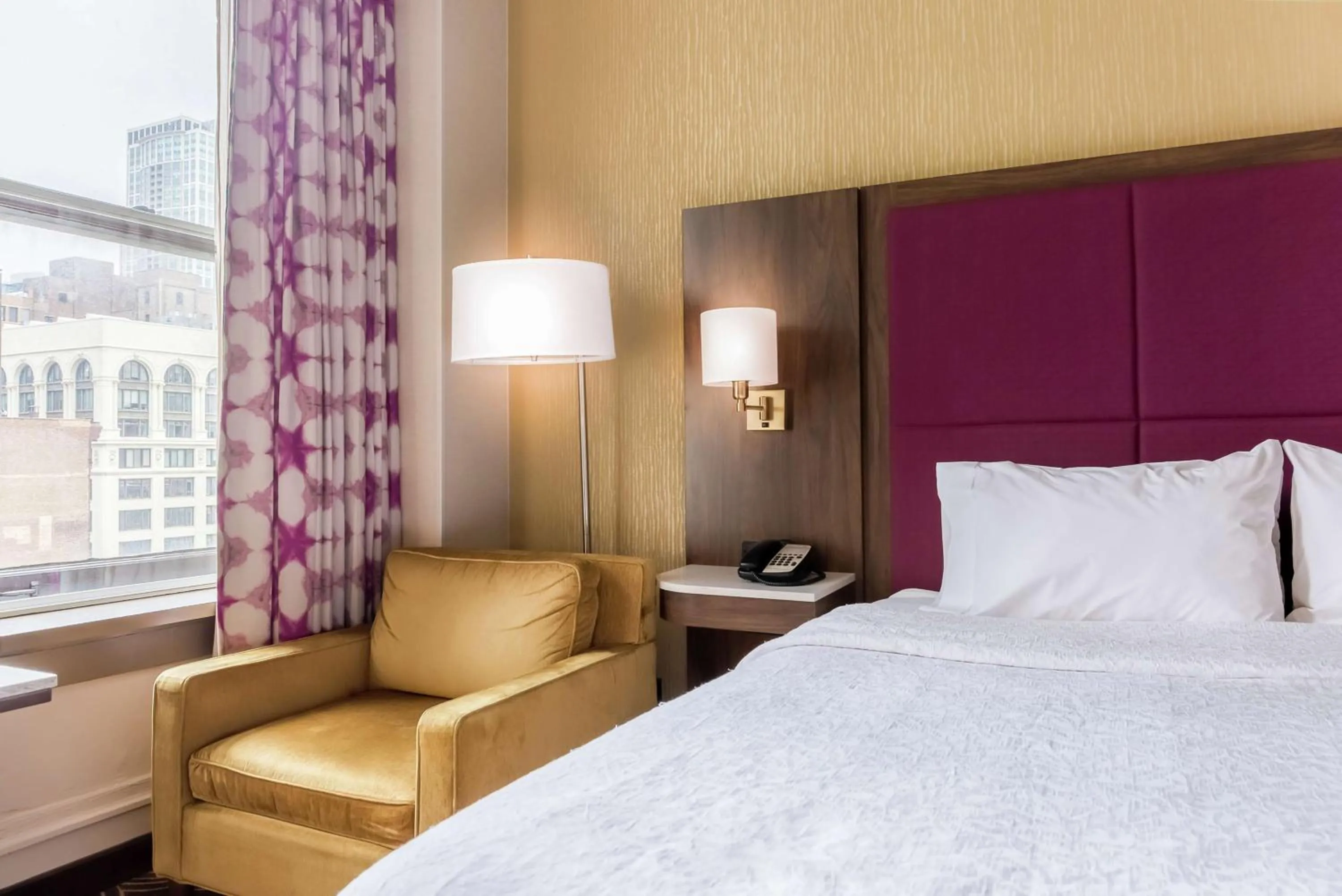 Living room, Bed in Hampton Inn Majestic Chicago Theatre District