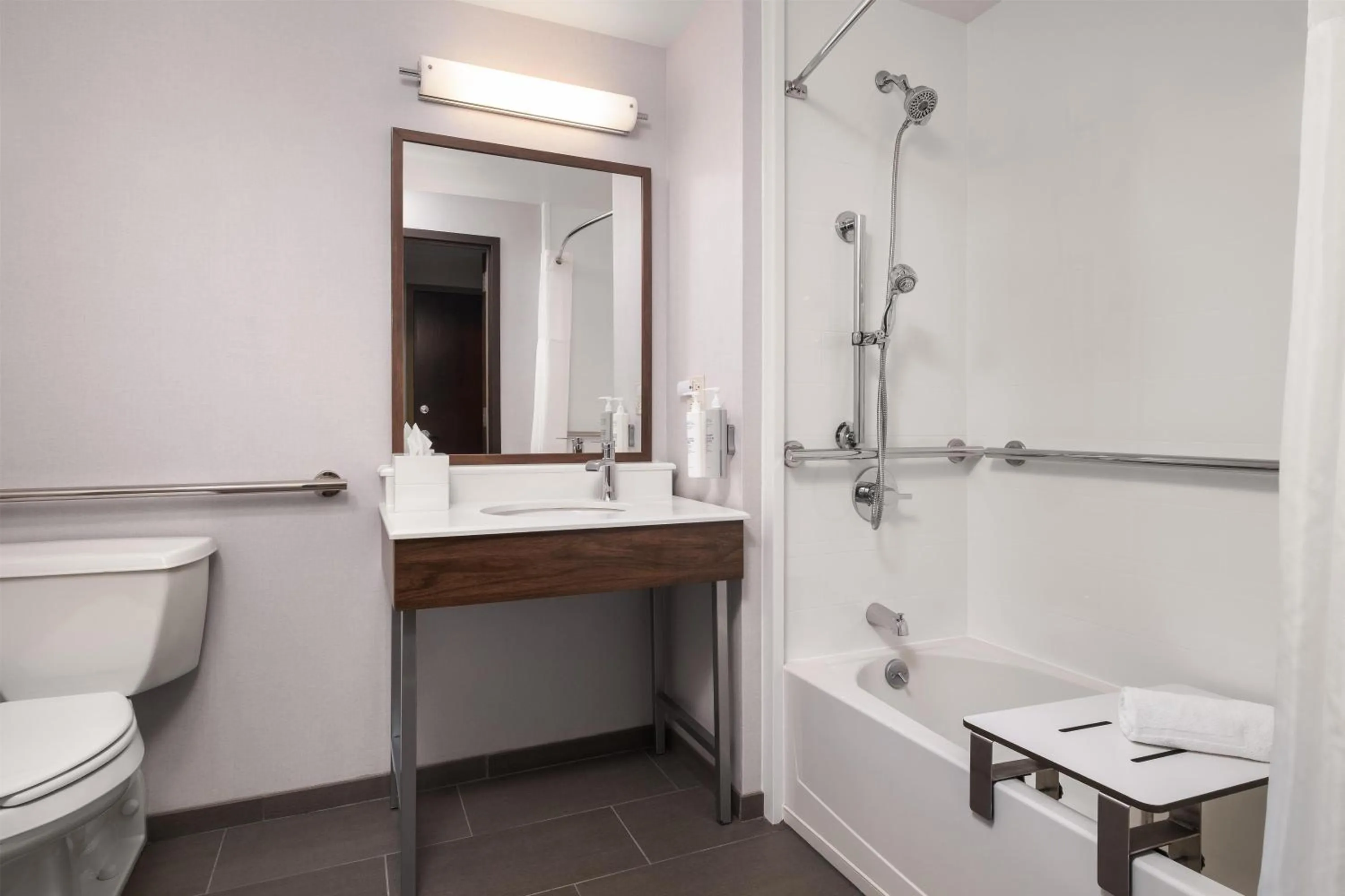 Bathroom in Hampton Inn Majestic Chicago Theatre District