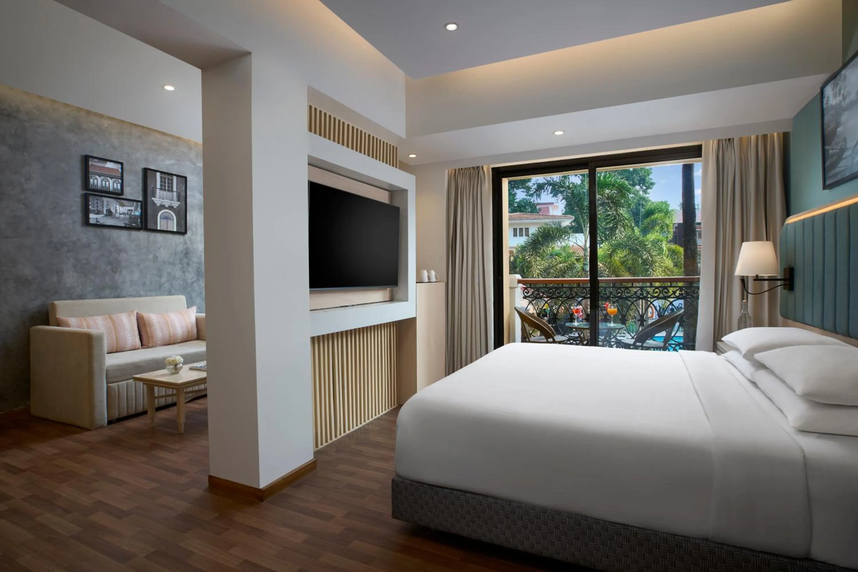 Pool view, Bed in Park Inn by Radisson Goa Candolim