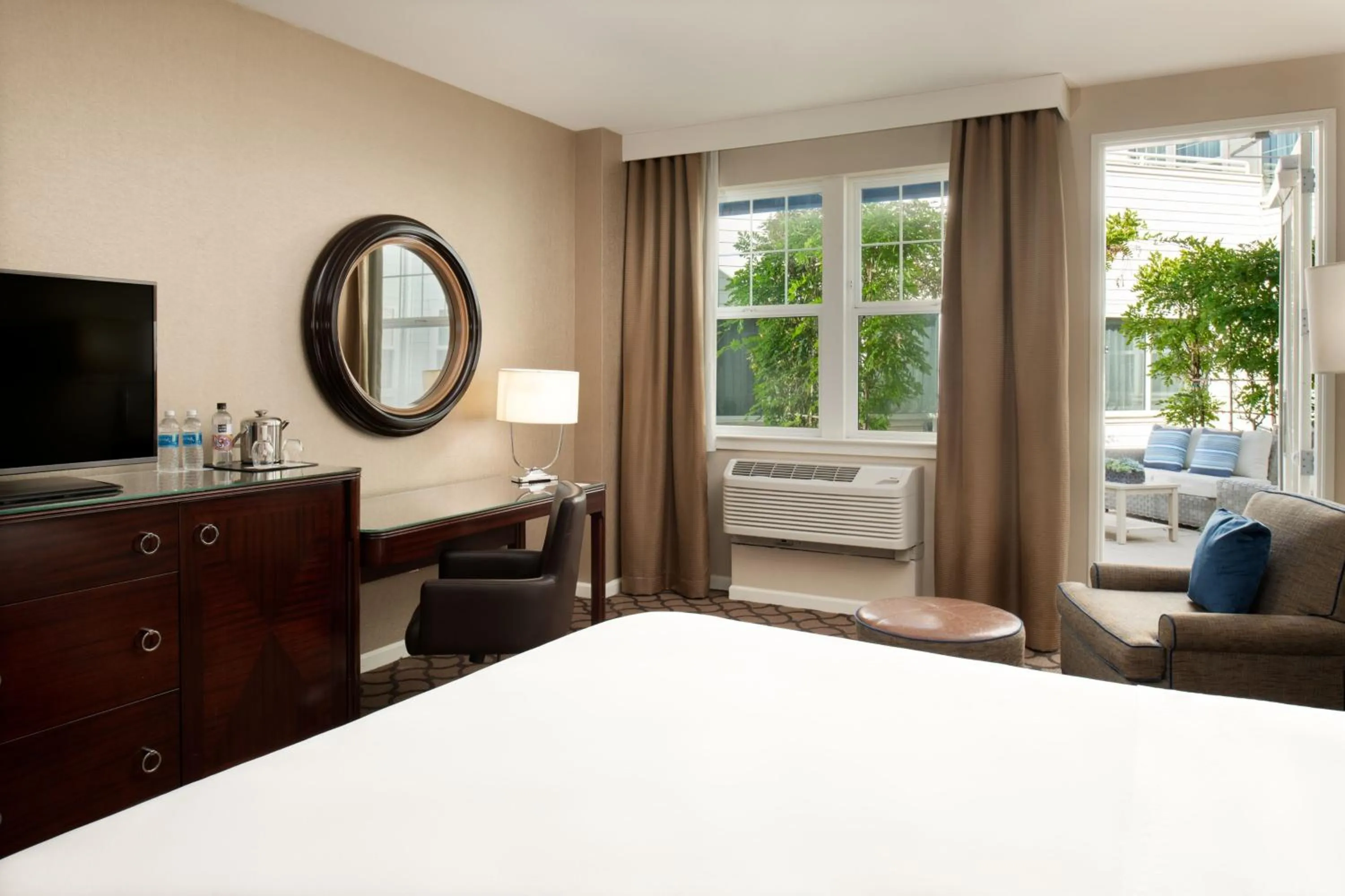 Photo of the whole room, Bed in Sheraton Sonoma Wine Country Petaluma