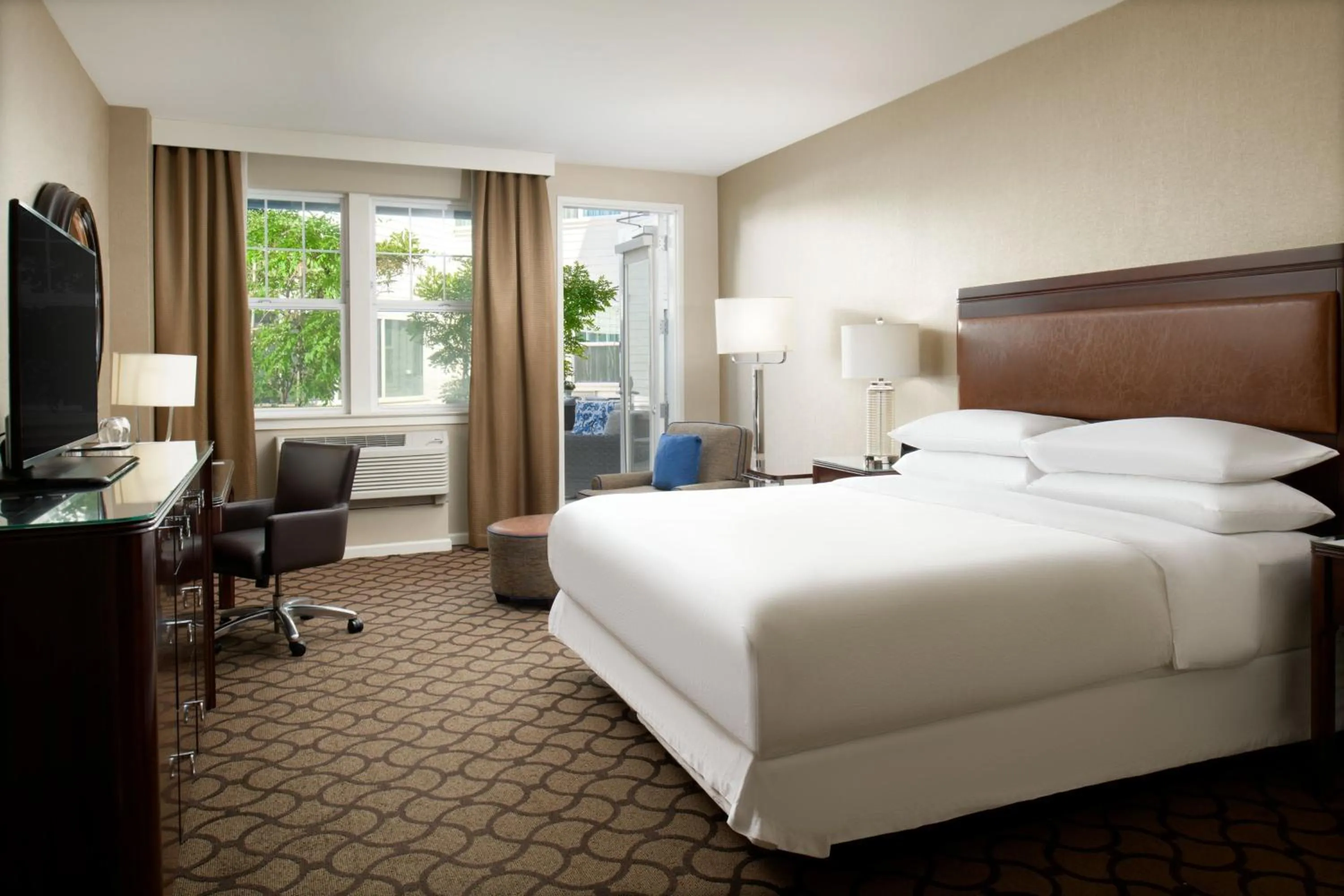 Photo of the whole room, Bed in Sheraton Sonoma Wine Country Petaluma