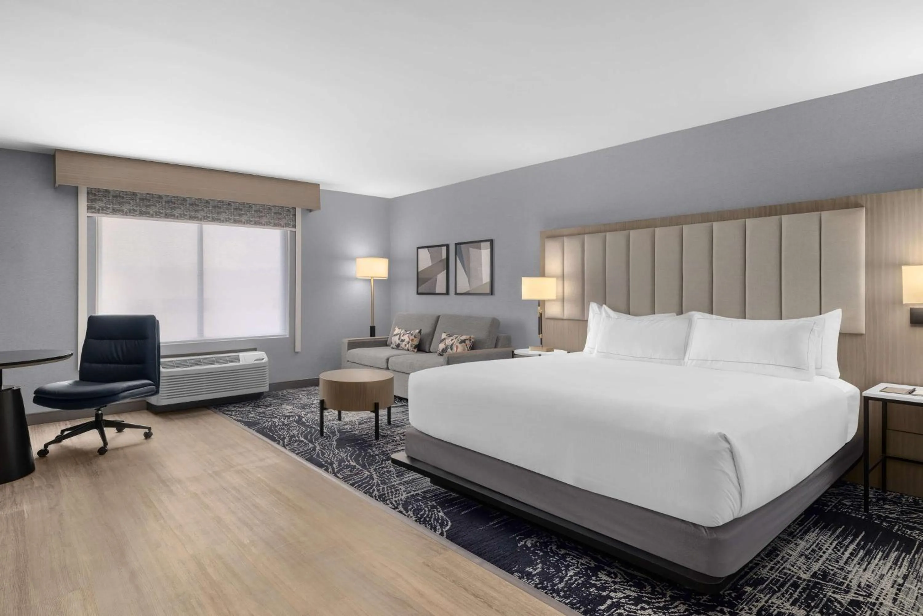 Living room, Bed in DoubleTree by Hilton Las Vegas Airport