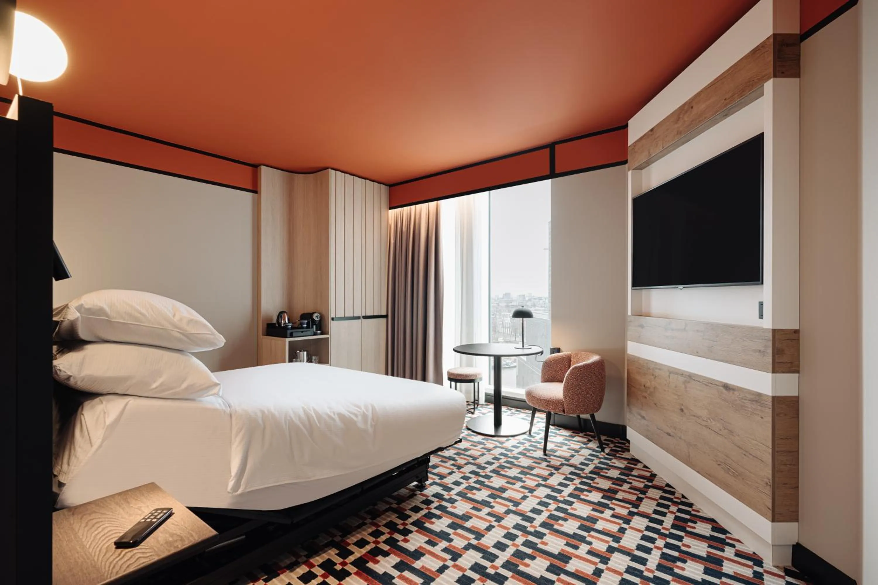 acessibility, Bed in DoubleTree by Hilton Amsterdam Centraal Station