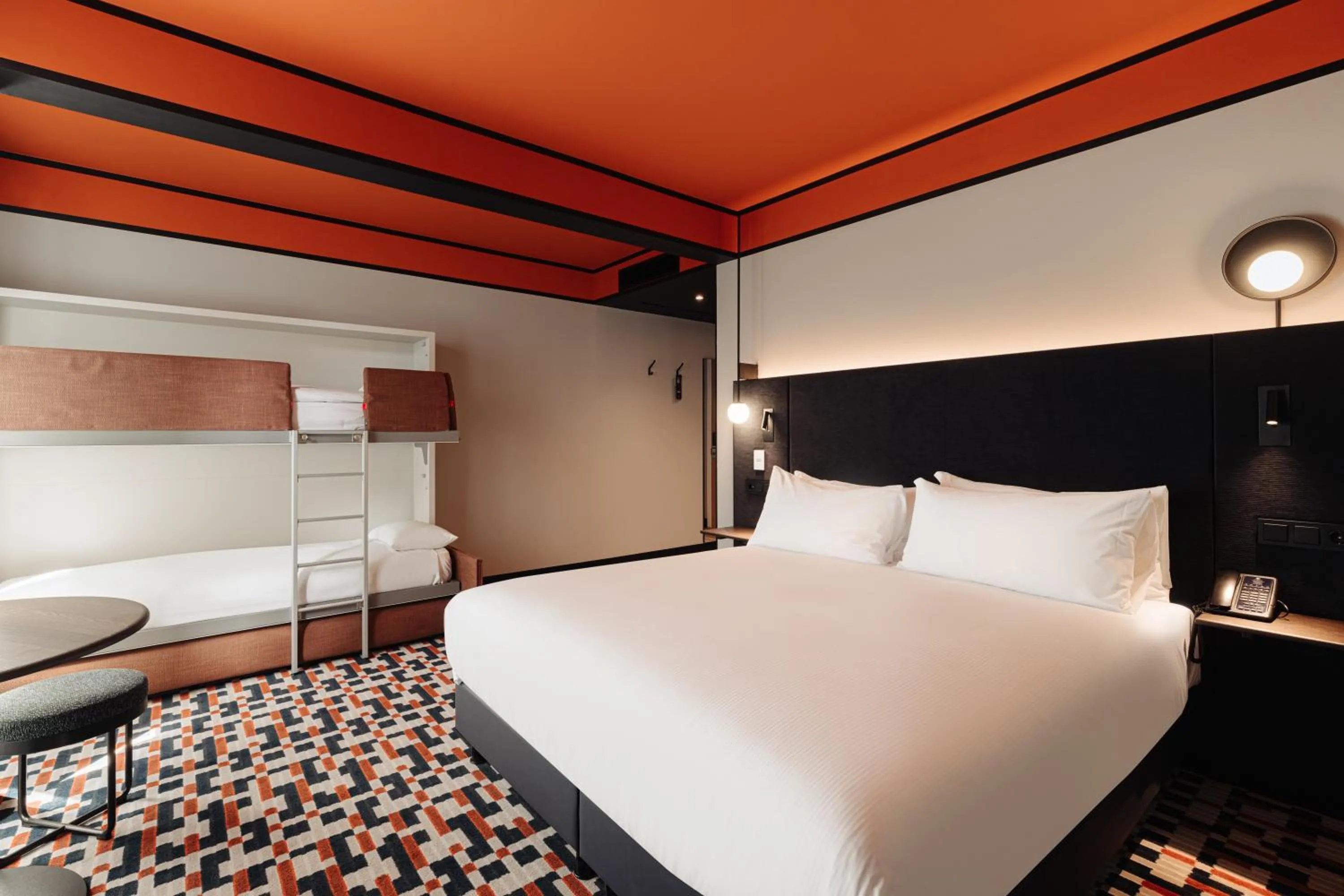 Bed in DoubleTree by Hilton Amsterdam Centraal Station