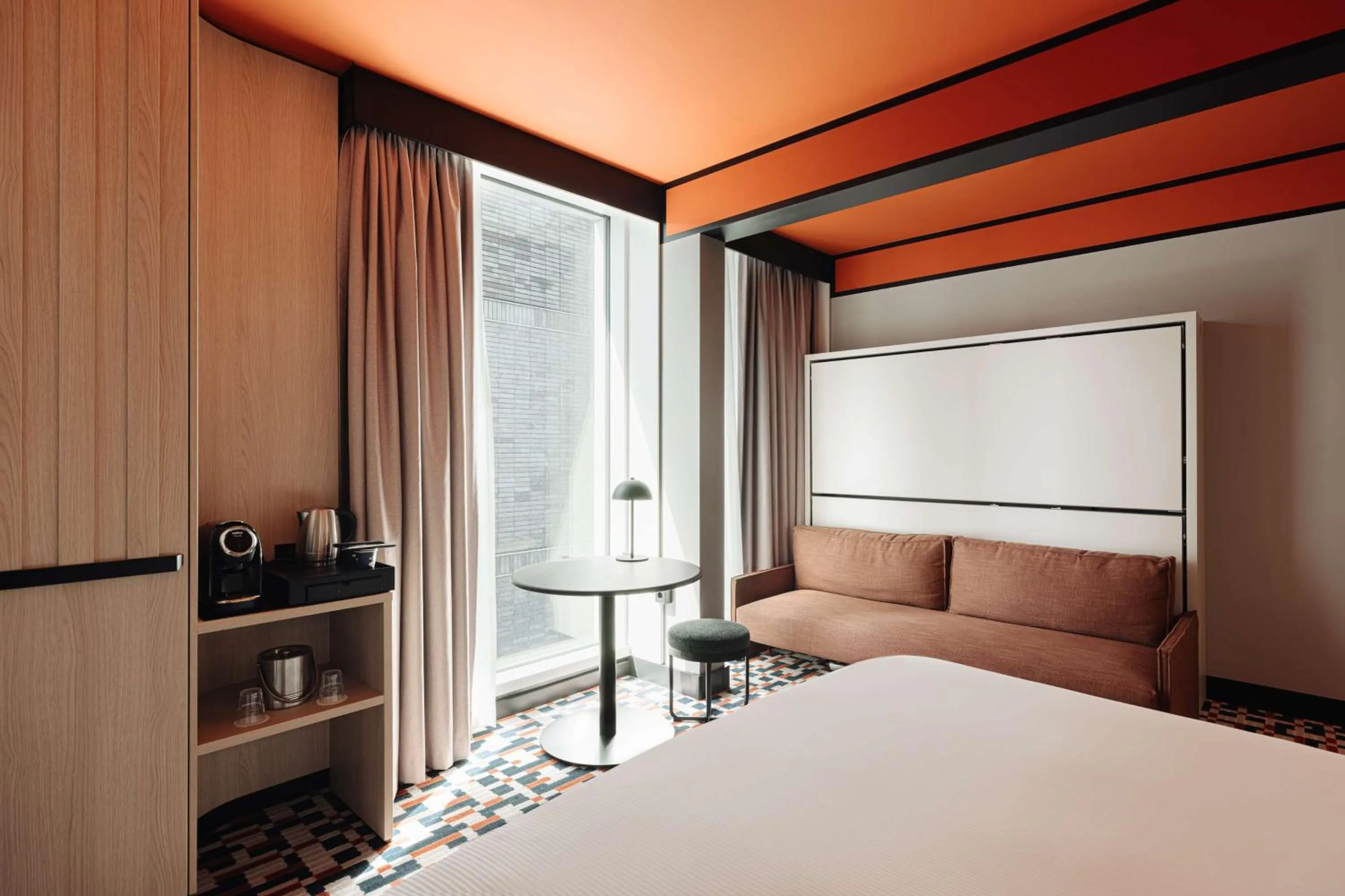 Living room, Bed in DoubleTree by Hilton Amsterdam Centraal Station