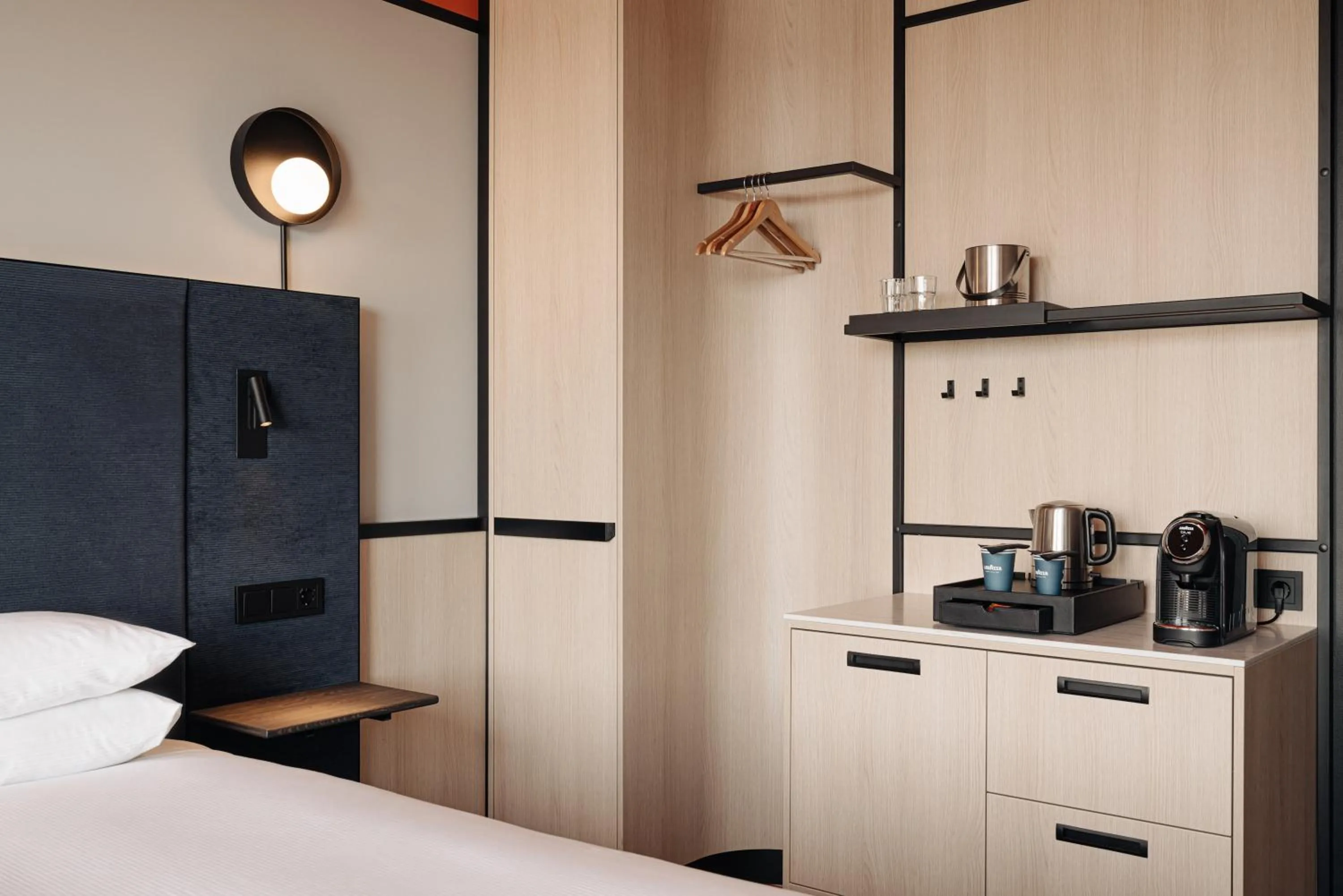 Coffee/tea facilities, Bed in DoubleTree by Hilton Amsterdam Centraal Station