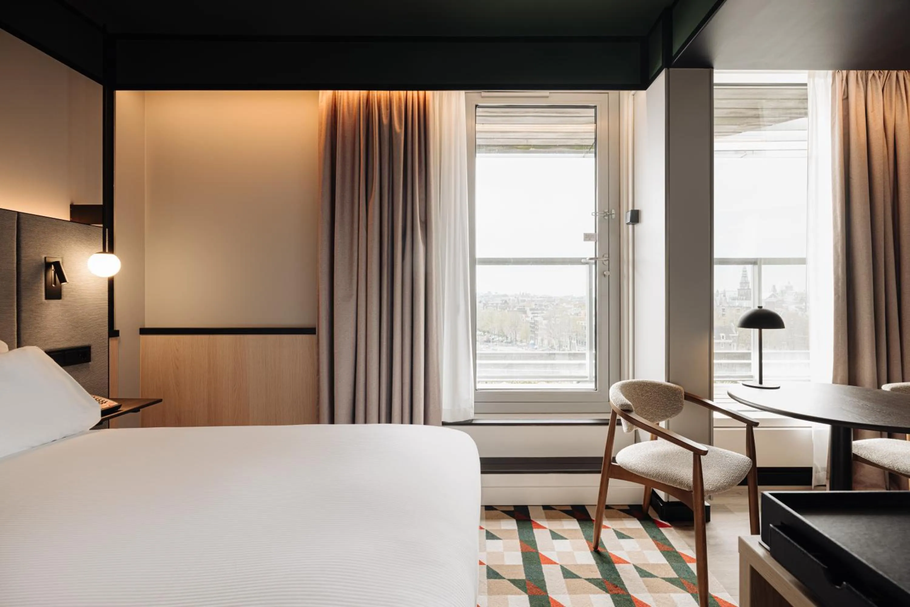 Balcony/Terrace, Bed in DoubleTree by Hilton Amsterdam Centraal Station