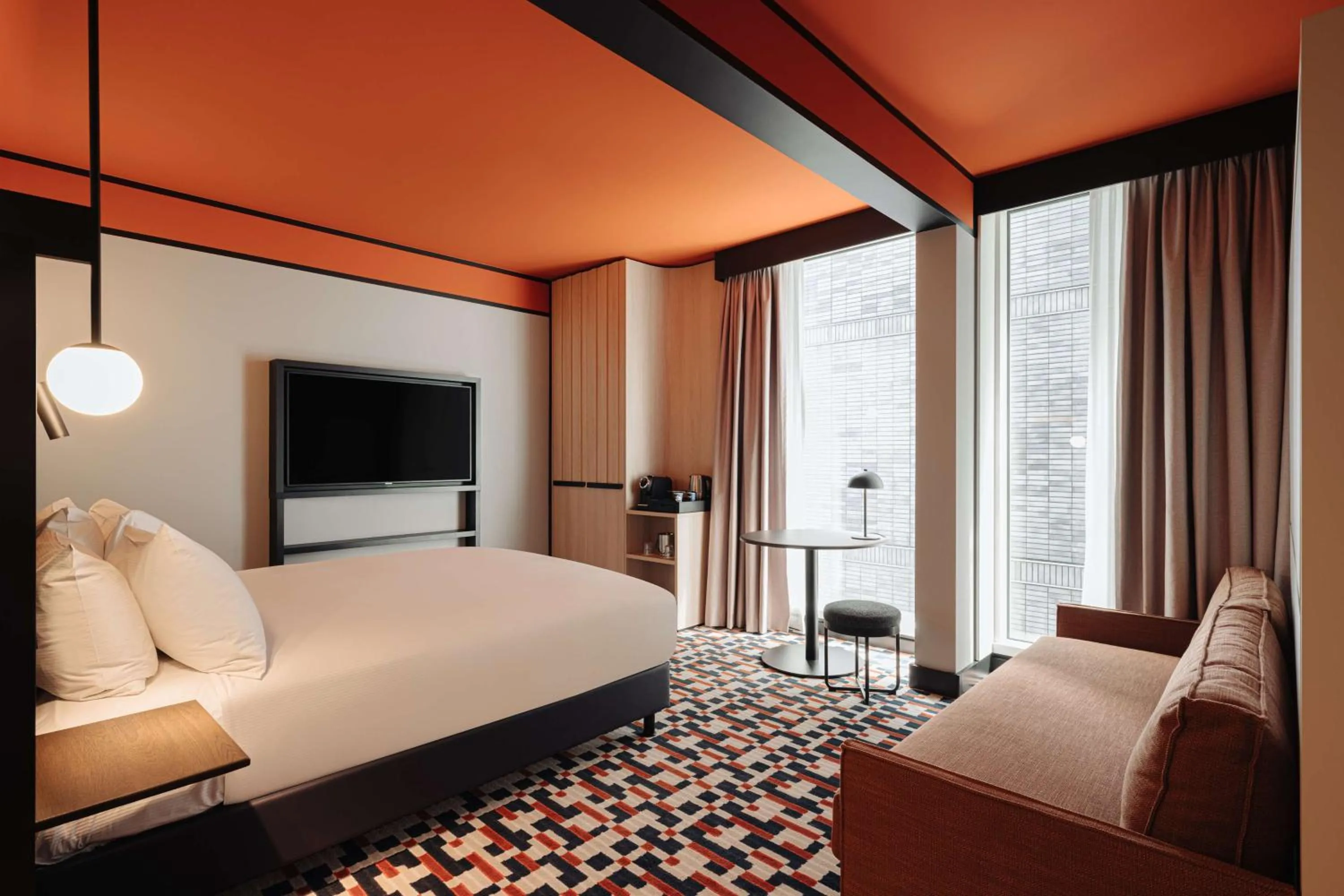 Living room, Bed in DoubleTree by Hilton Amsterdam Centraal Station