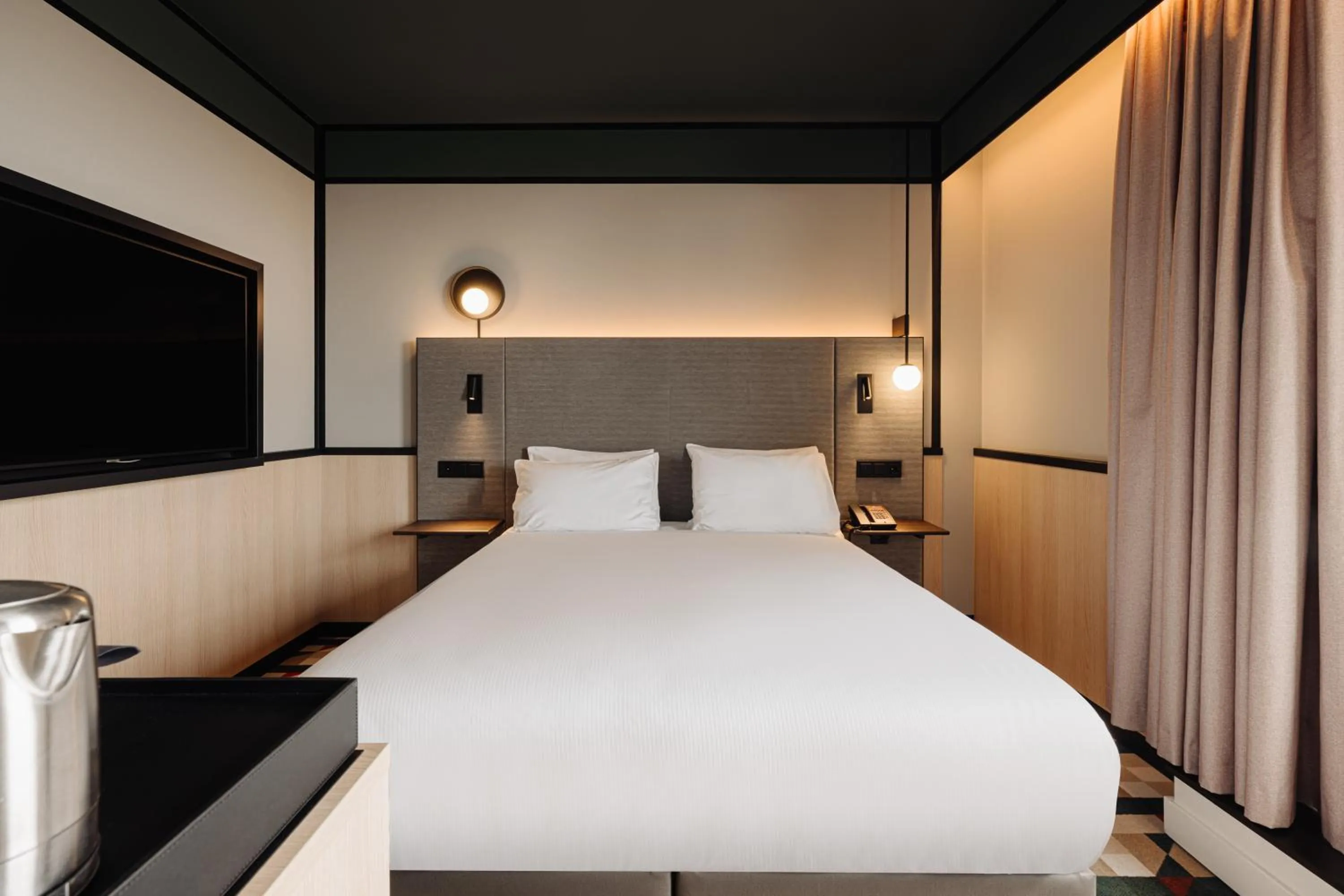 Bedroom, Bed in DoubleTree by Hilton Amsterdam Centraal Station