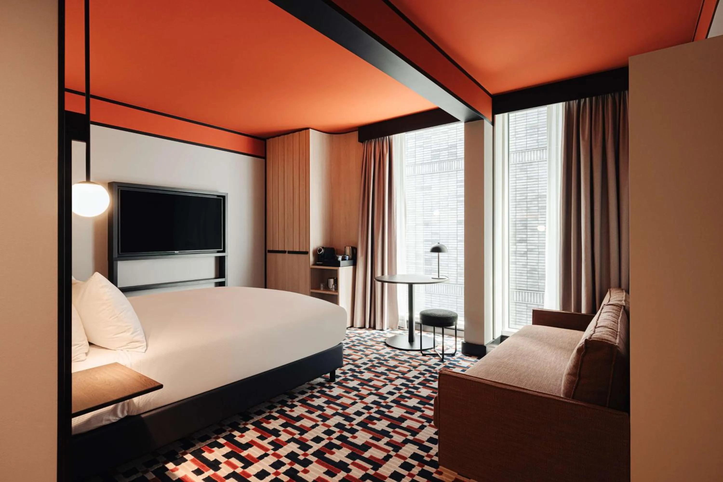 Living room, Bed in DoubleTree by Hilton Amsterdam Centraal Station