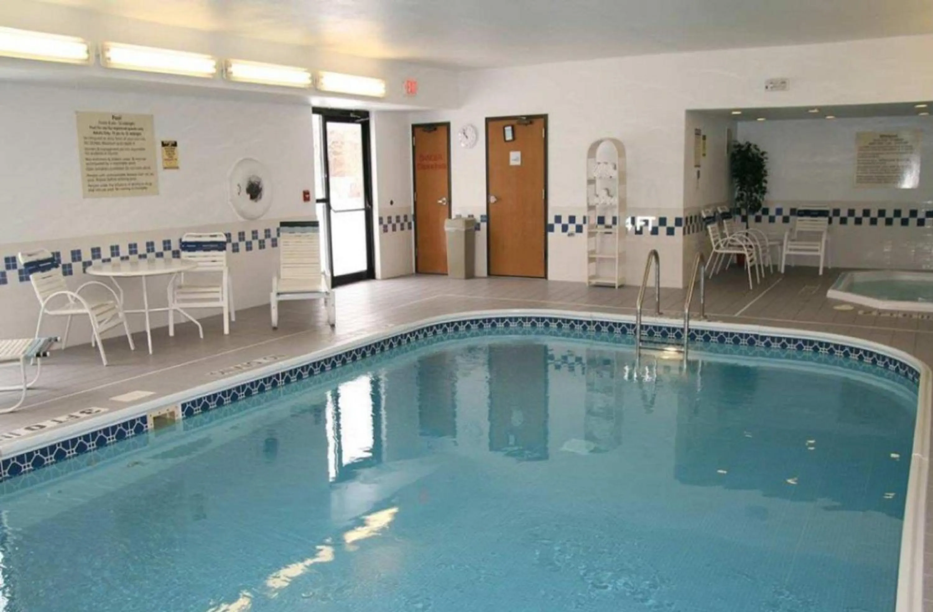 Swimming pool in Hampton Inn Chicago-Tinley Park