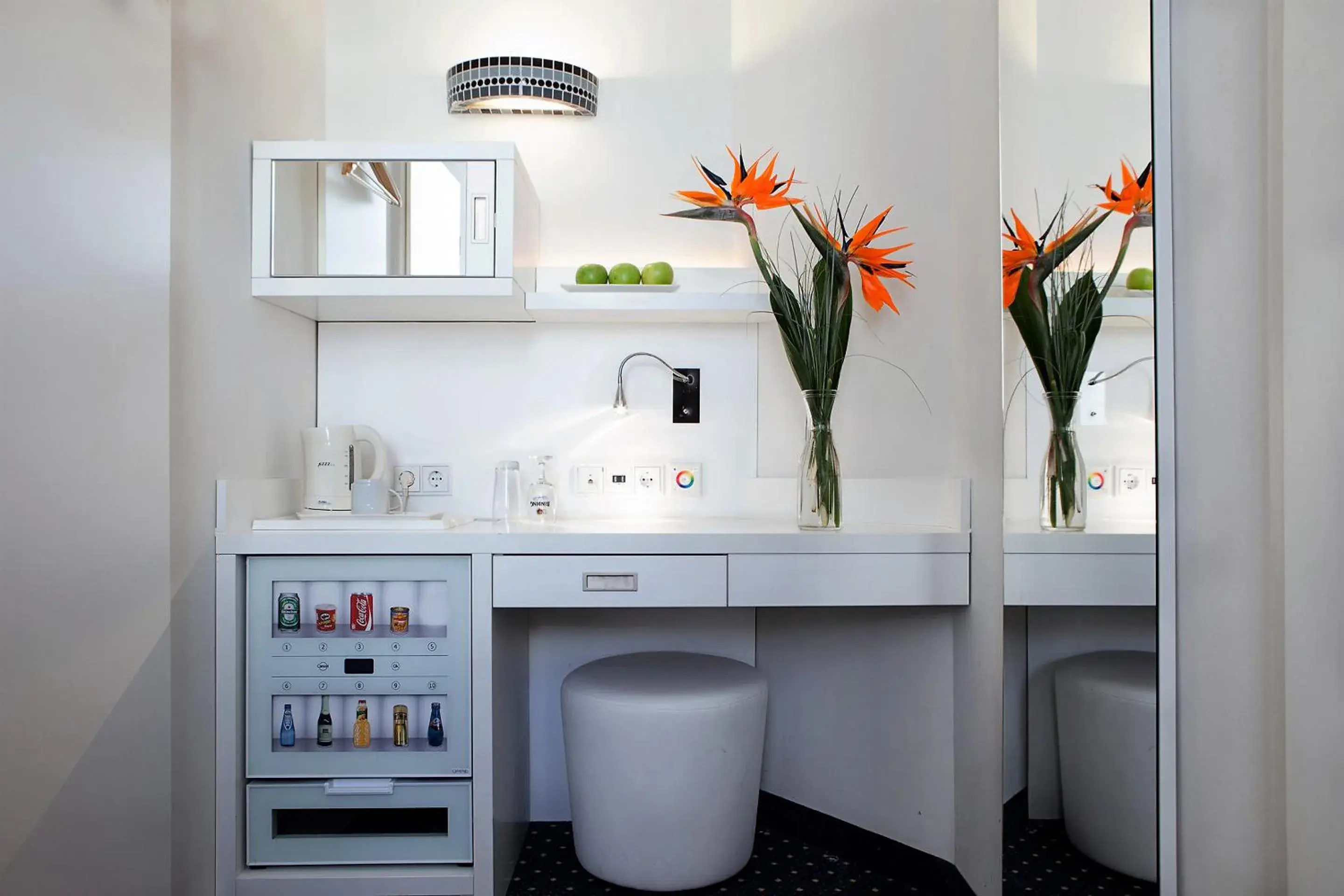 Single Room in Grand Hotel Downtown Single Room in Grand Hotel Downtown