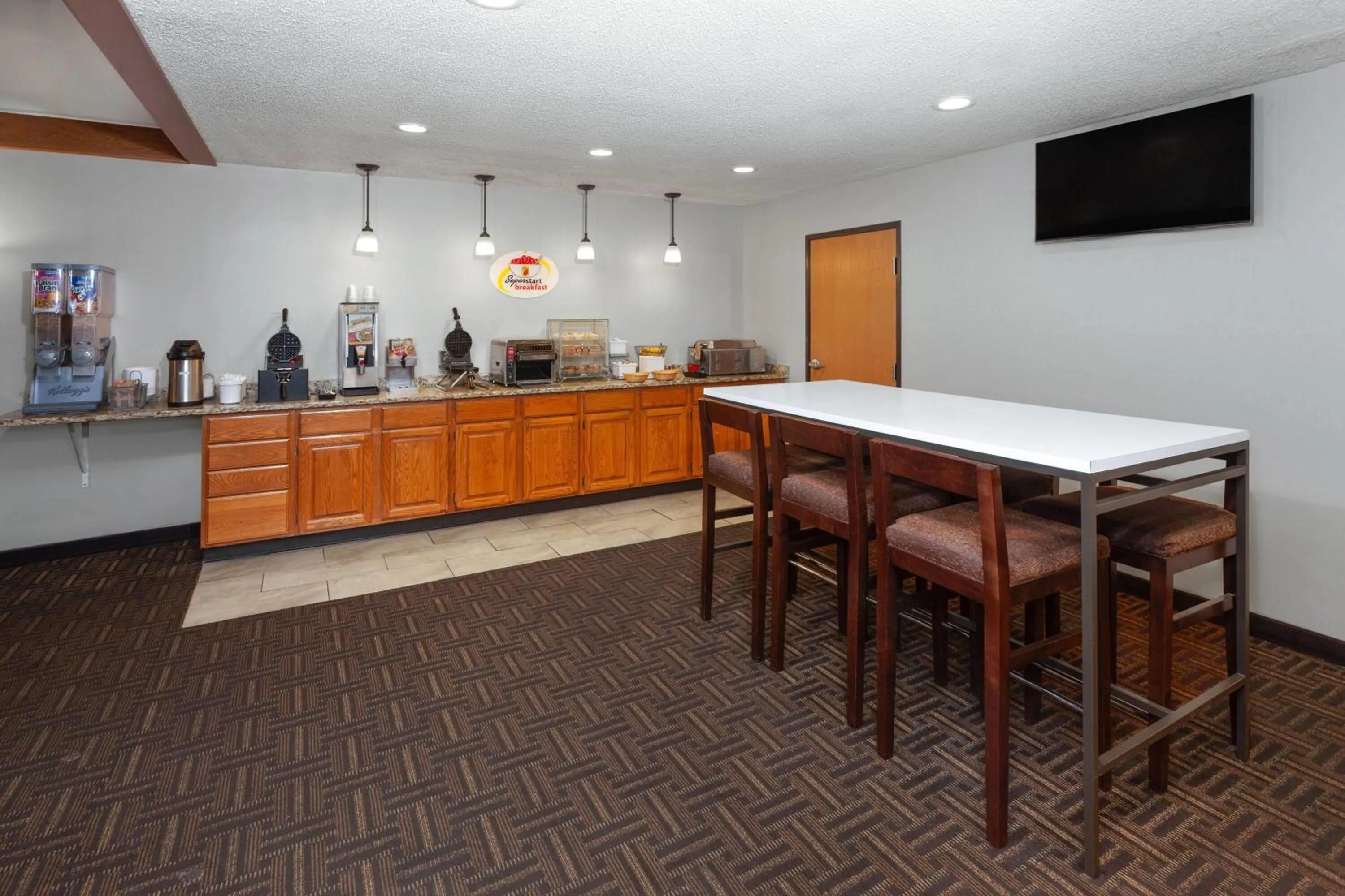 Breakfast in Super 8 by Wyndham Green Bay Near Stadium