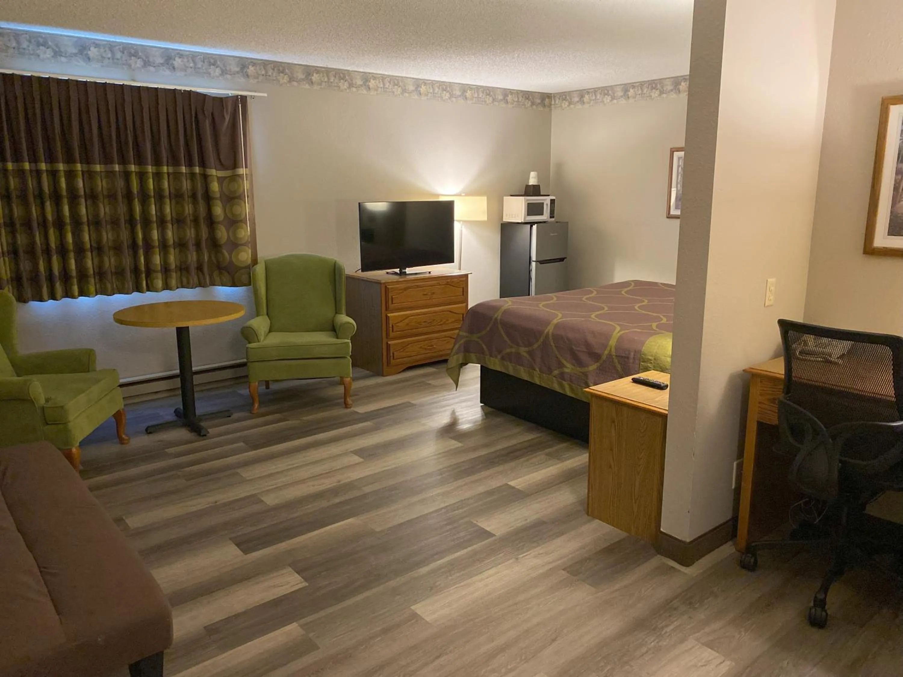 Bed in Super 8 by Wyndham Green Bay Near Stadium