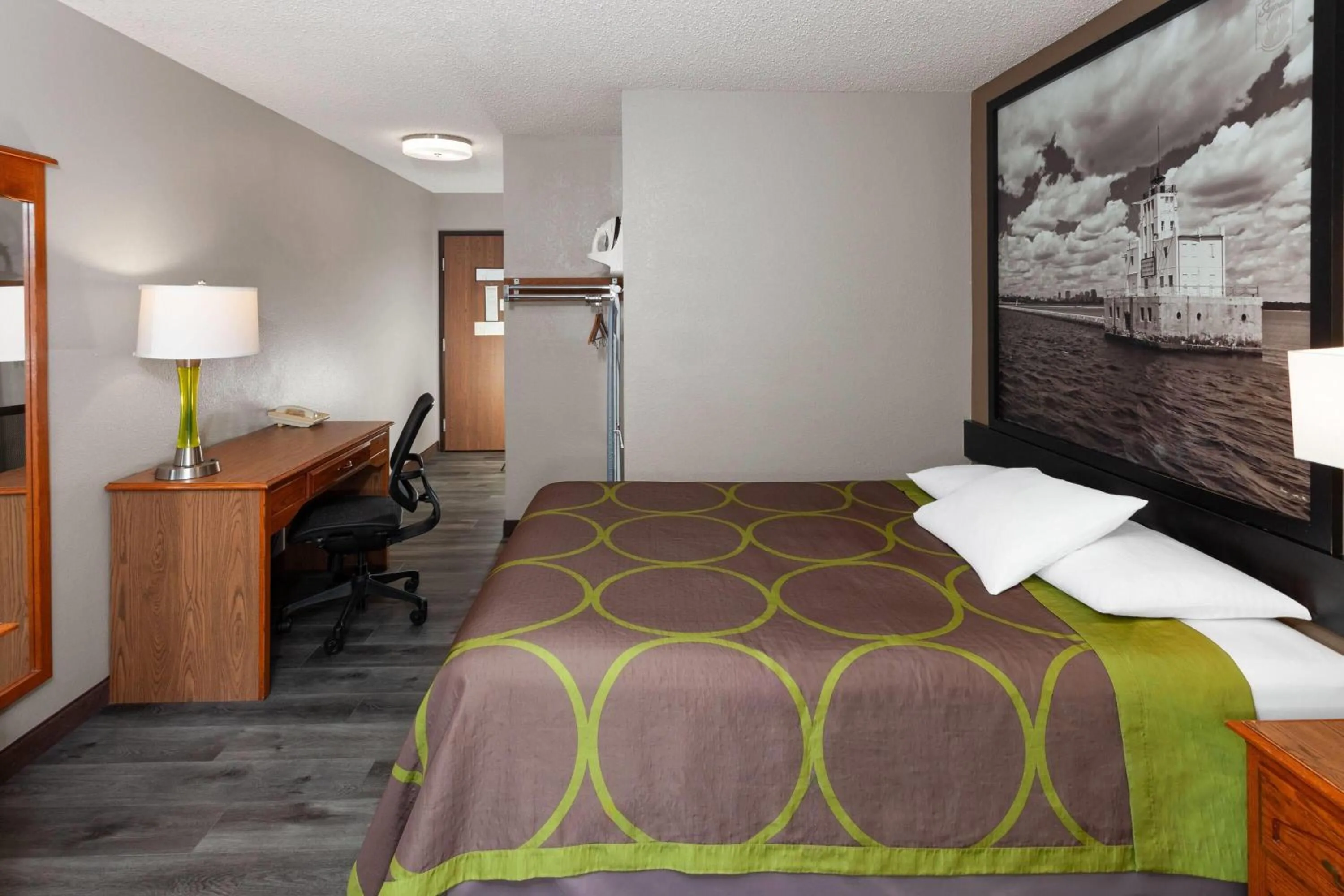 Photo of the whole room, Bed in Super 8 by Wyndham Green Bay Near Stadium