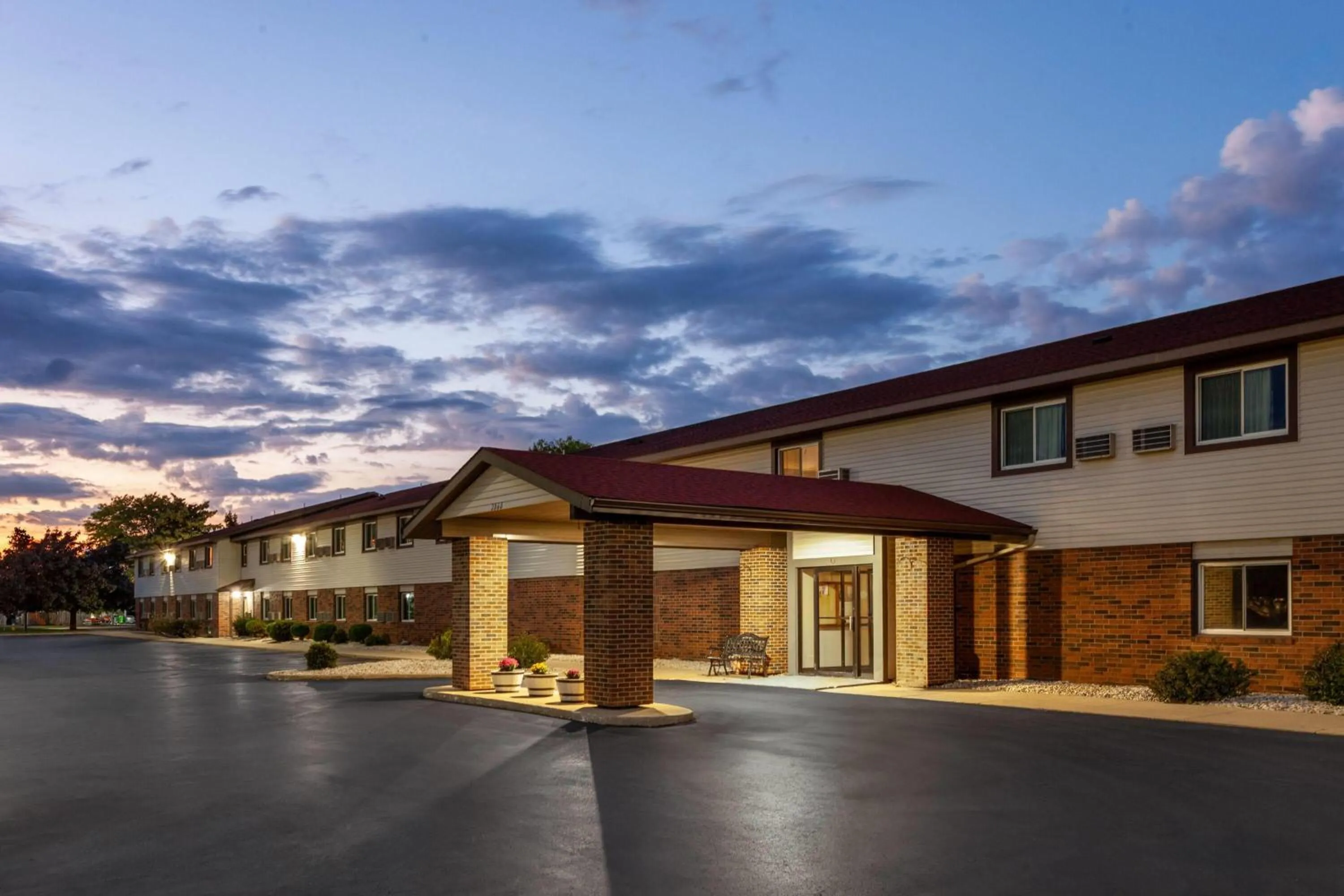 Property building in Super 8 by Wyndham Green Bay Near Stadium