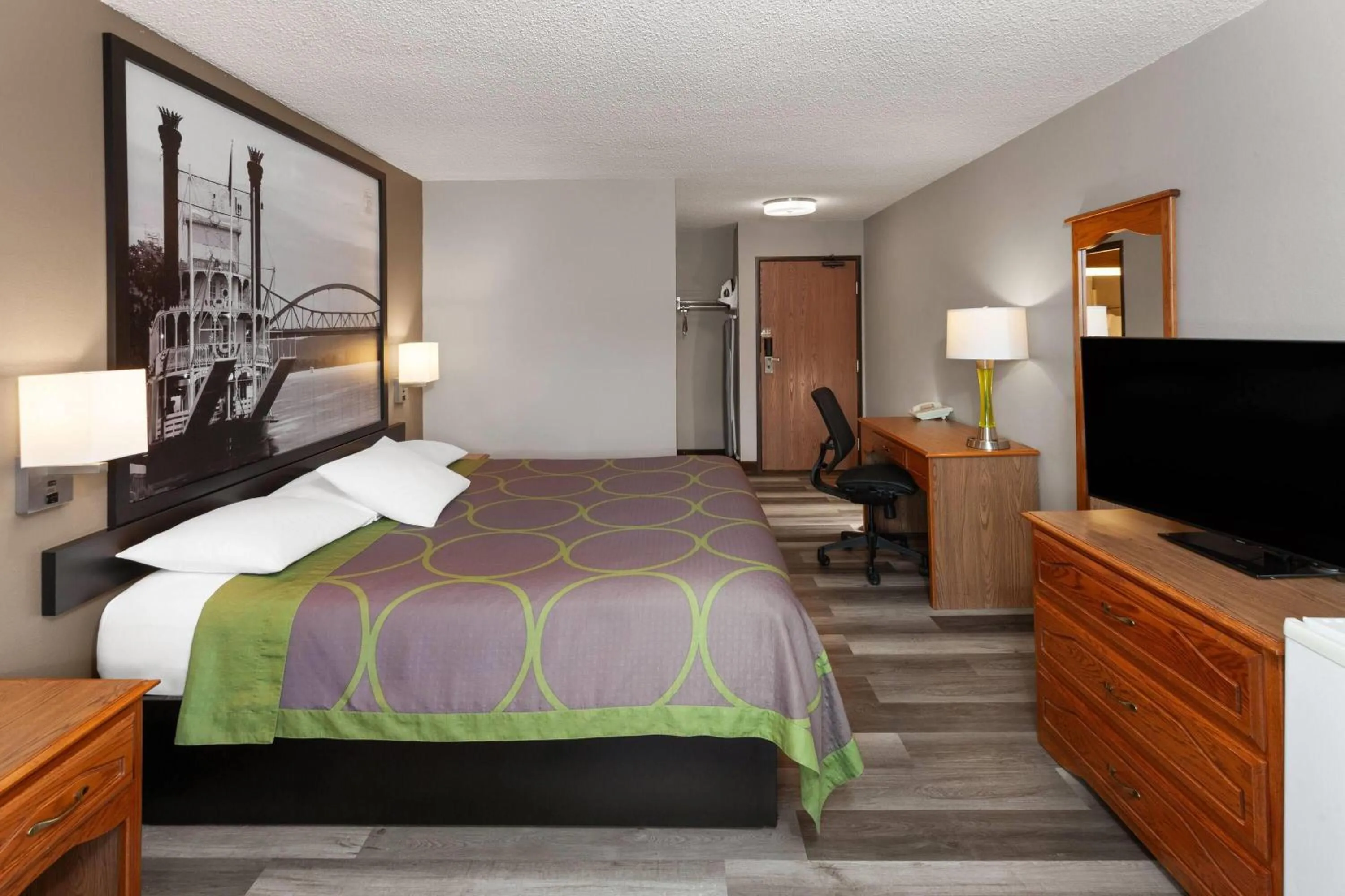 Photo of the whole room, Bed in Super 8 by Wyndham Green Bay Near Stadium