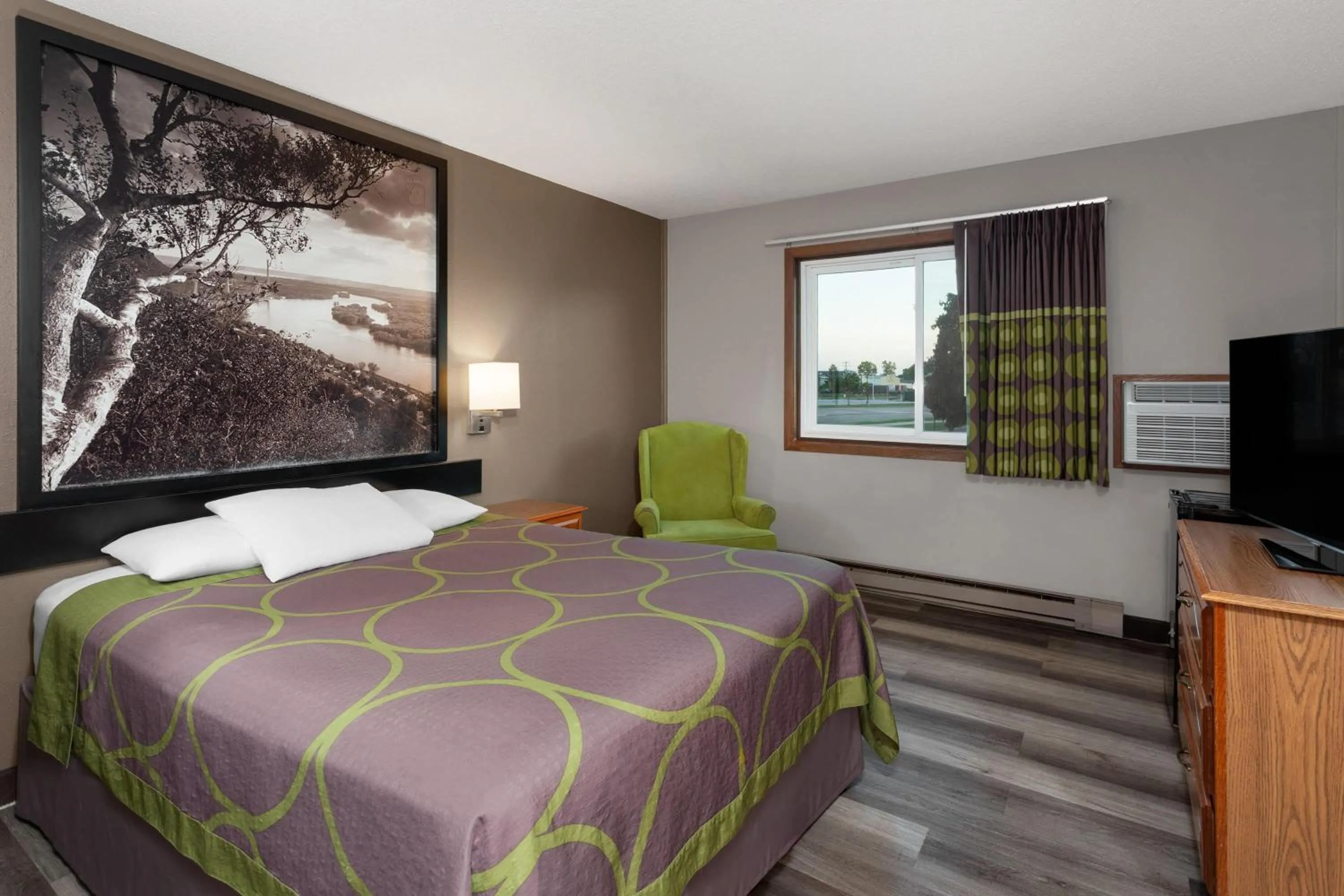 Photo of the whole room, Bed in Super 8 by Wyndham Green Bay Near Stadium