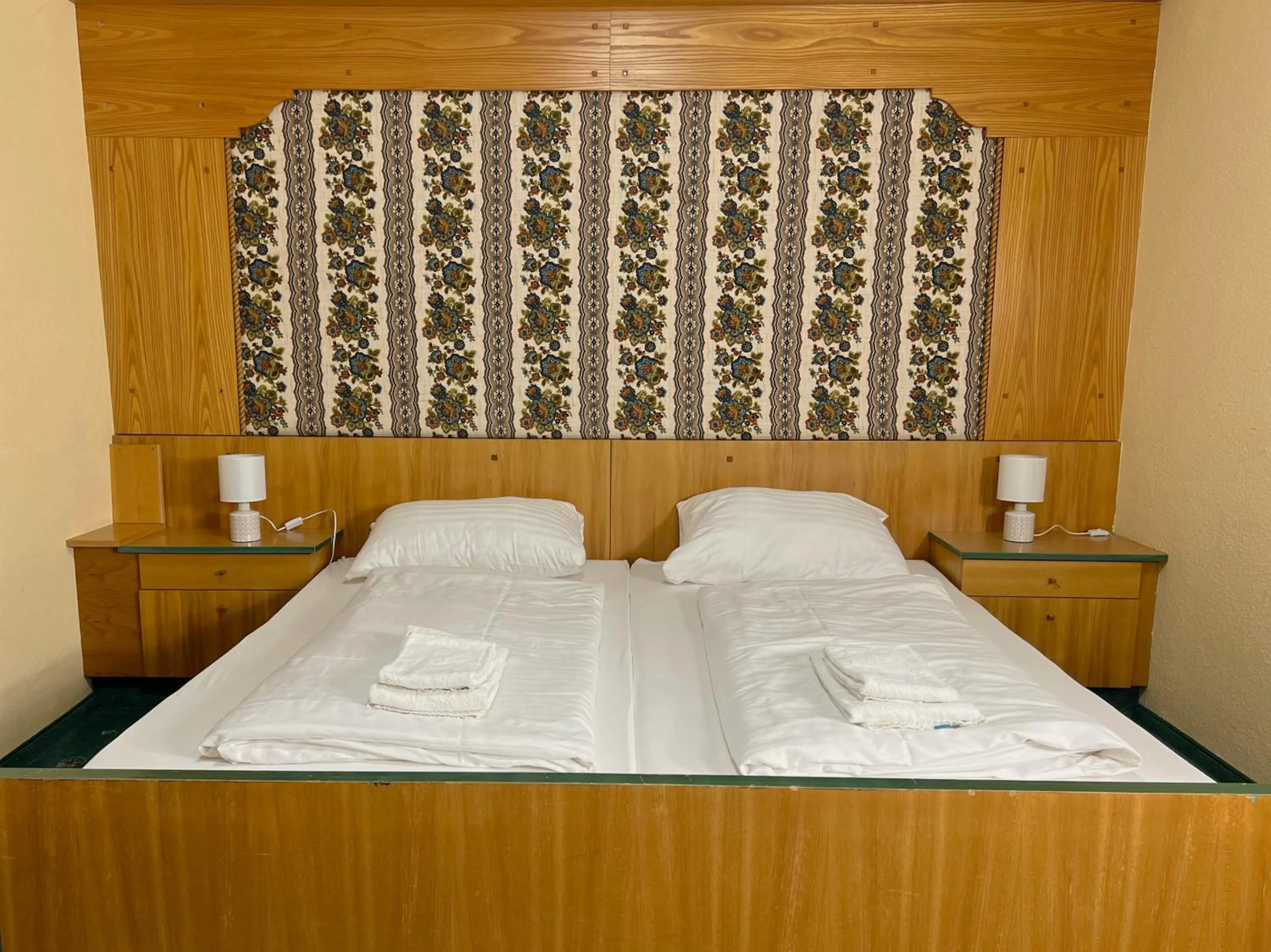 room service, Bed in Mountain Hotel & Hostel