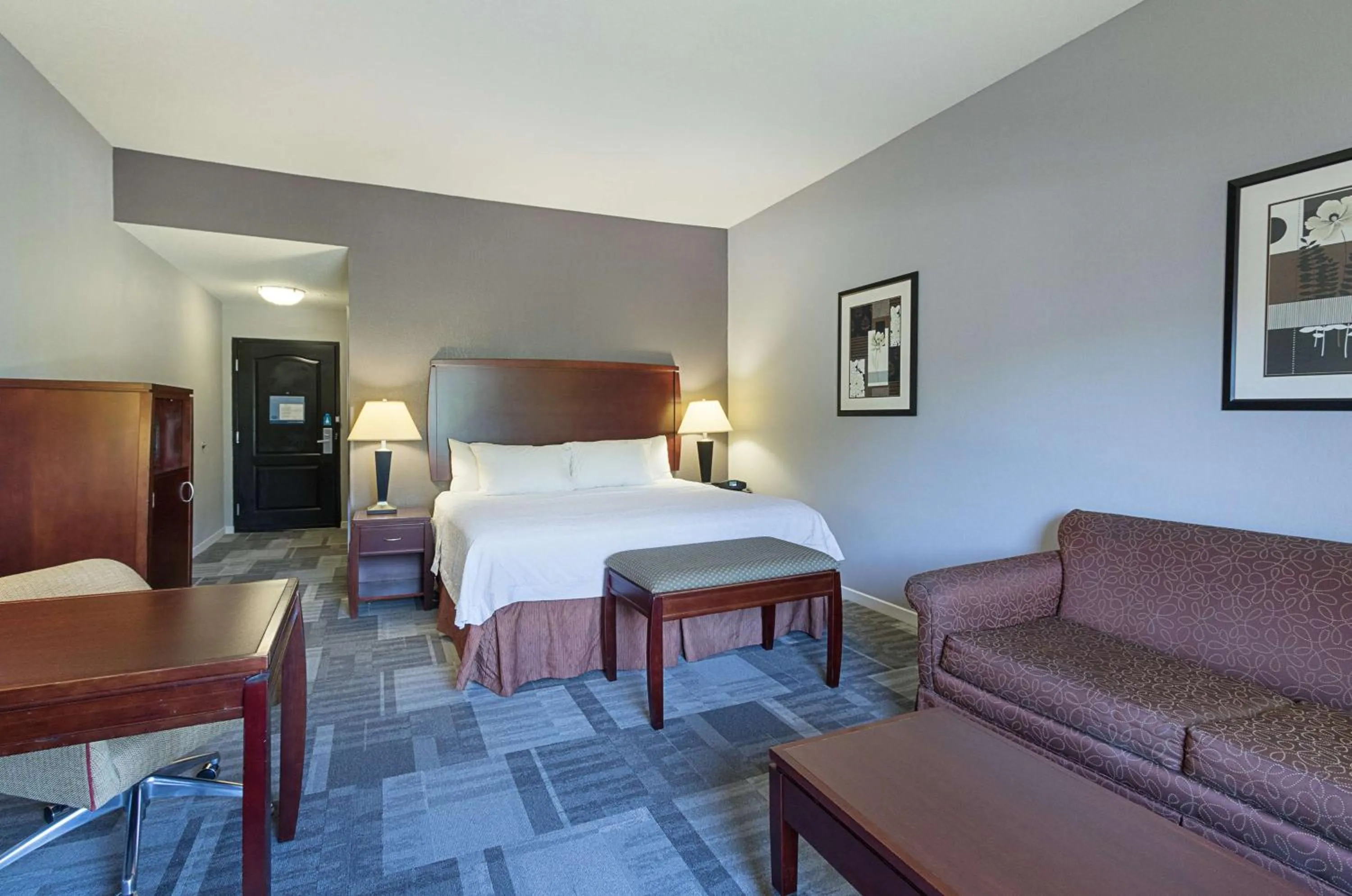 Bed in Hampton Inn and Suites Indianapolis/Brownsburg