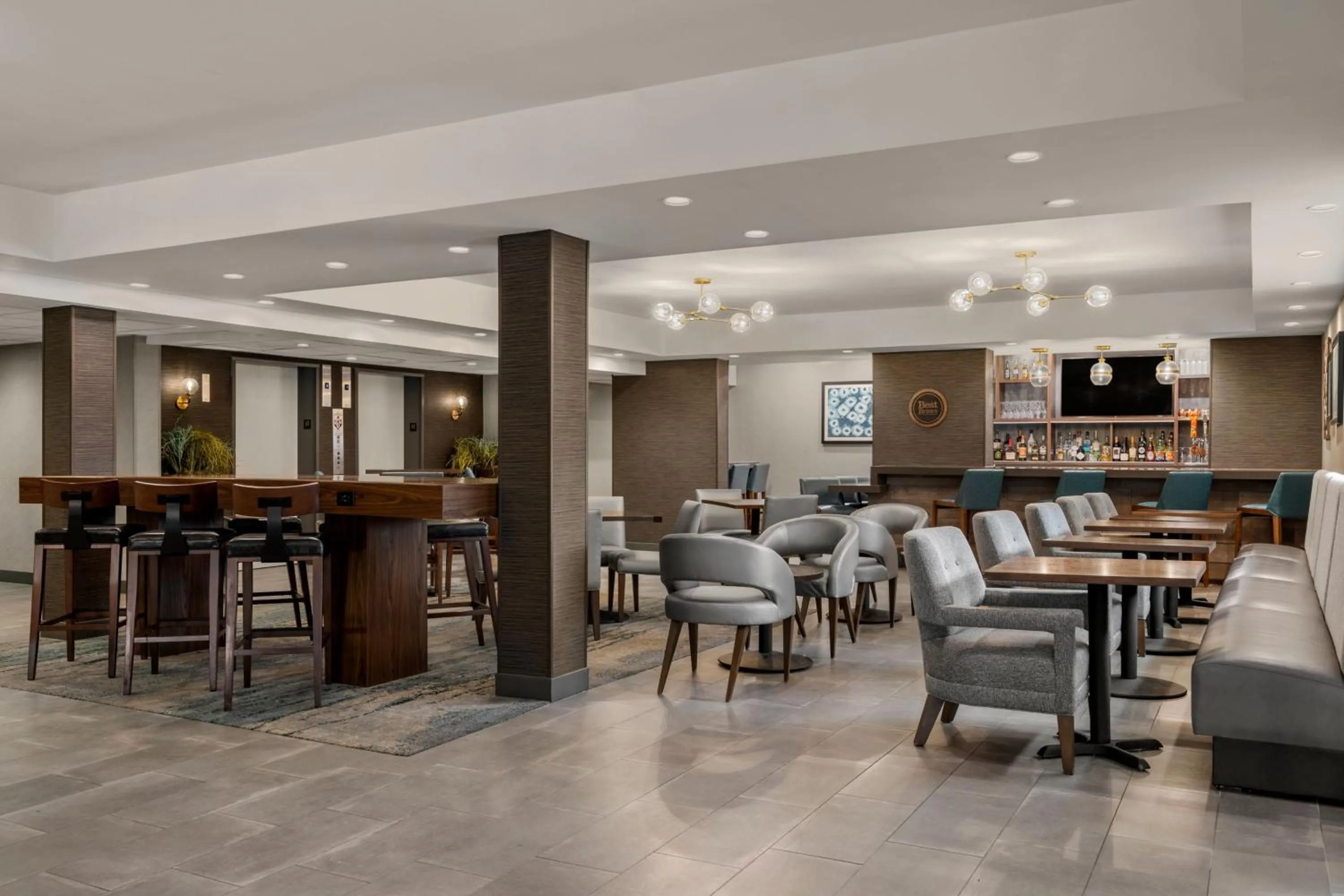 Lounge or bar in Four Points by Sheraton Chicago Westchester/Oak Brook