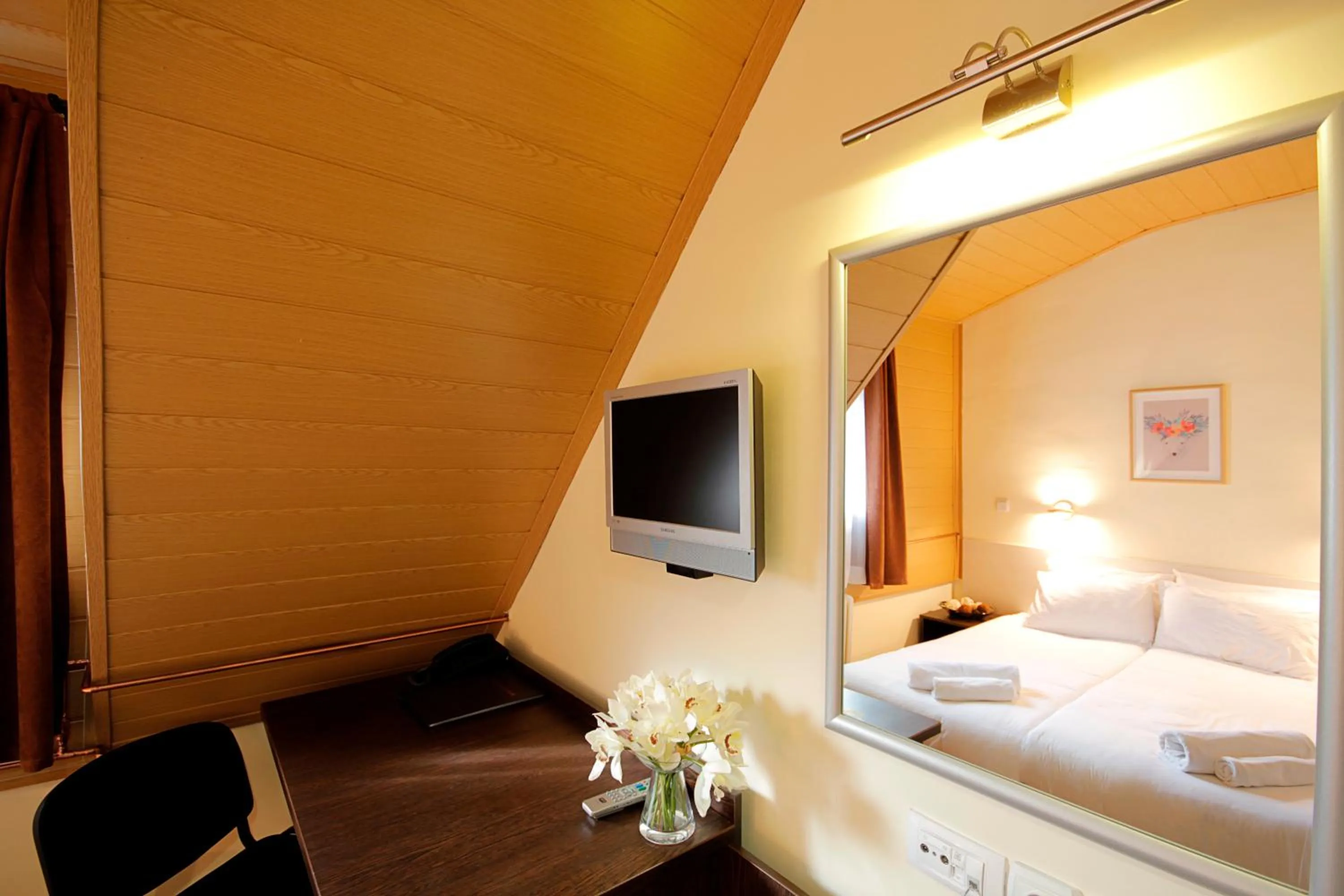 Bedroom, Bed in Hotel Junior