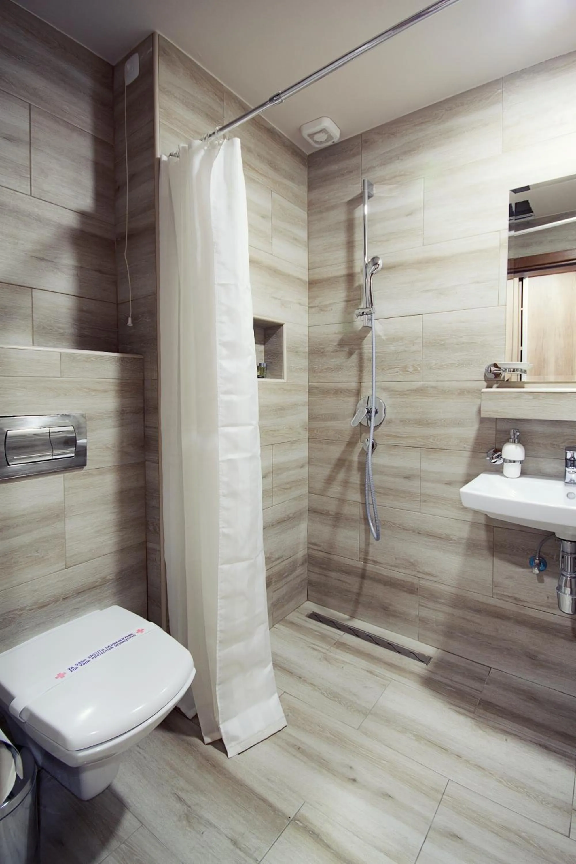 Bathroom in Hotel Junior