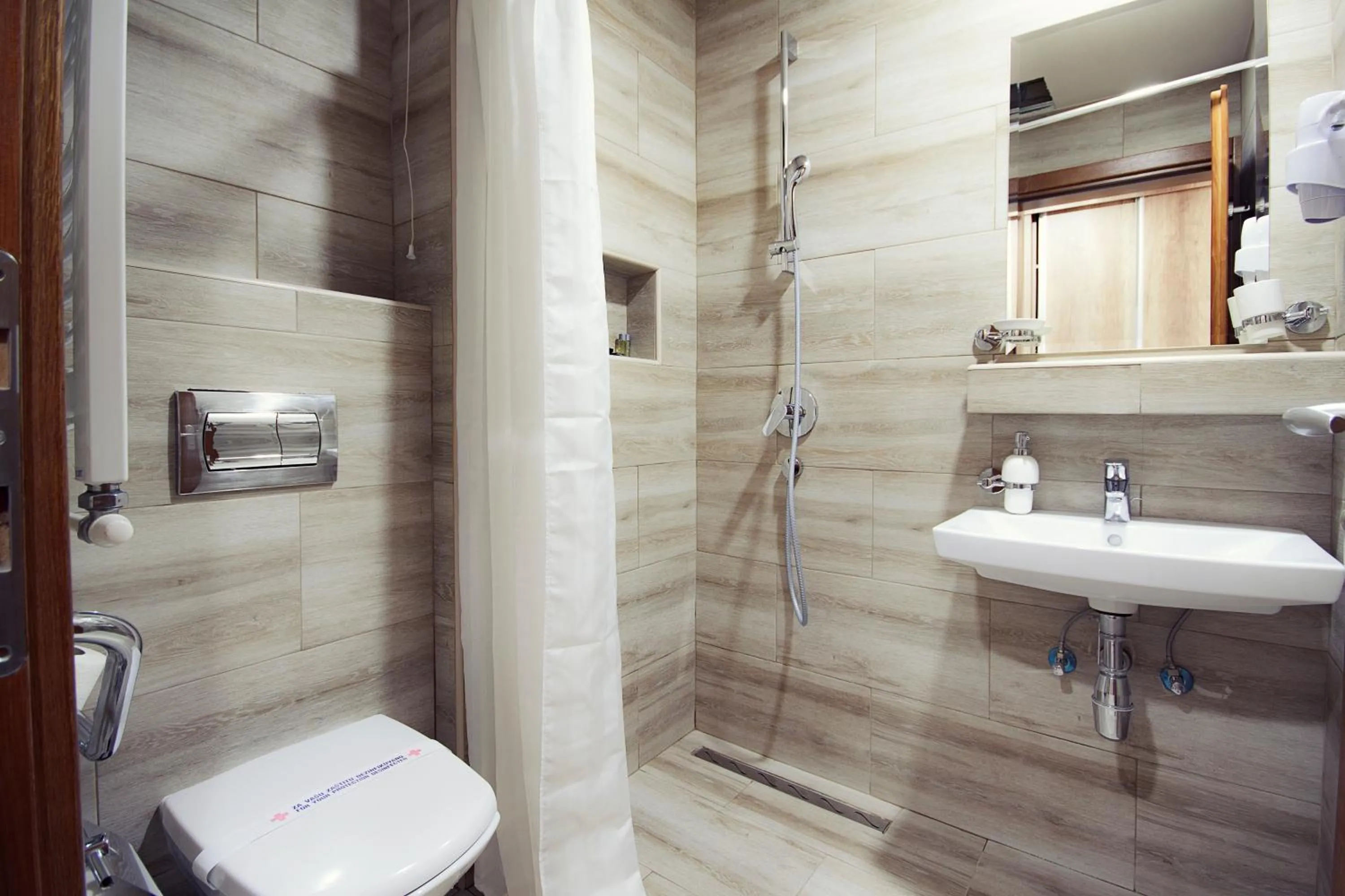 Bathroom in Hotel Junior