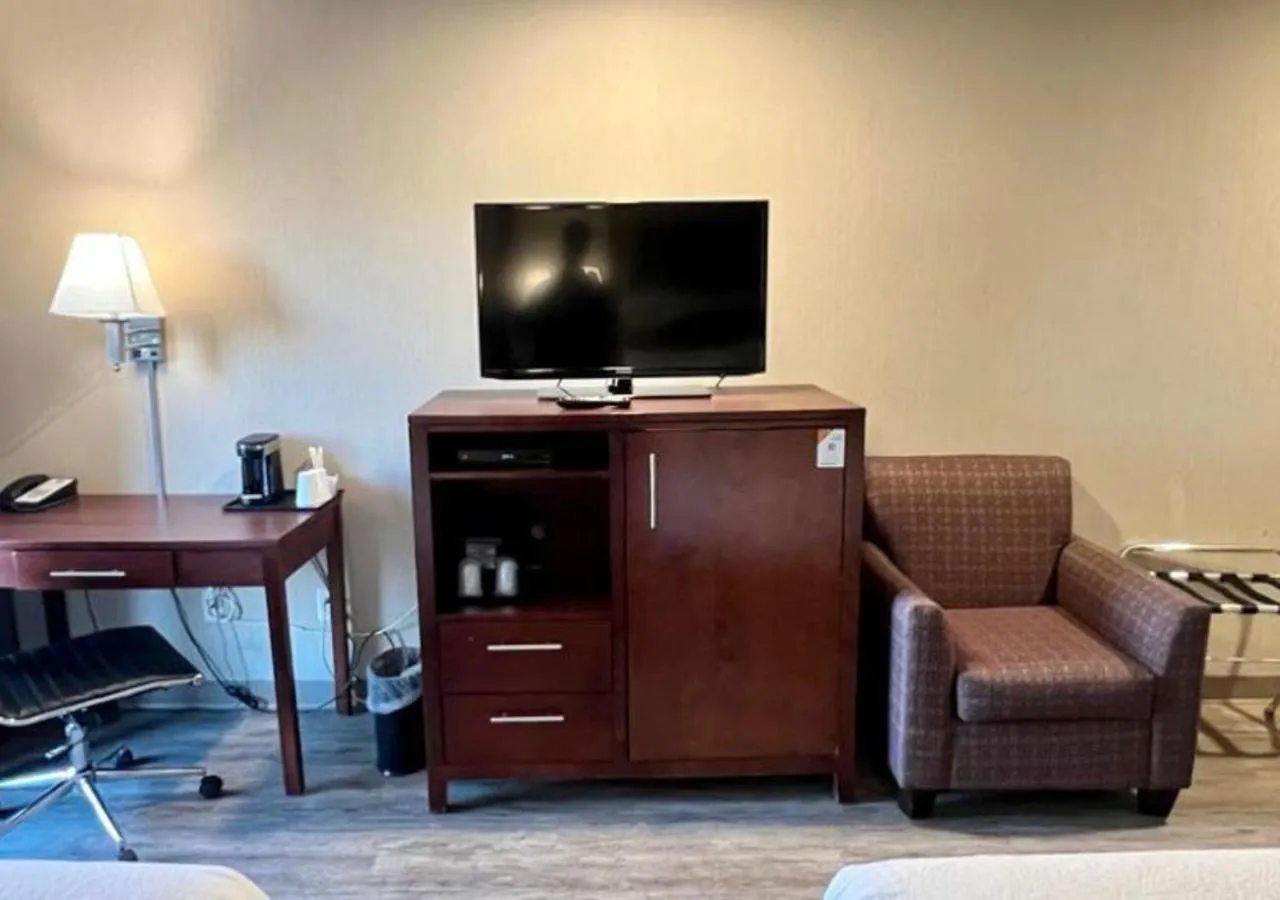 TV and multimedia in Quality Inn & Suites