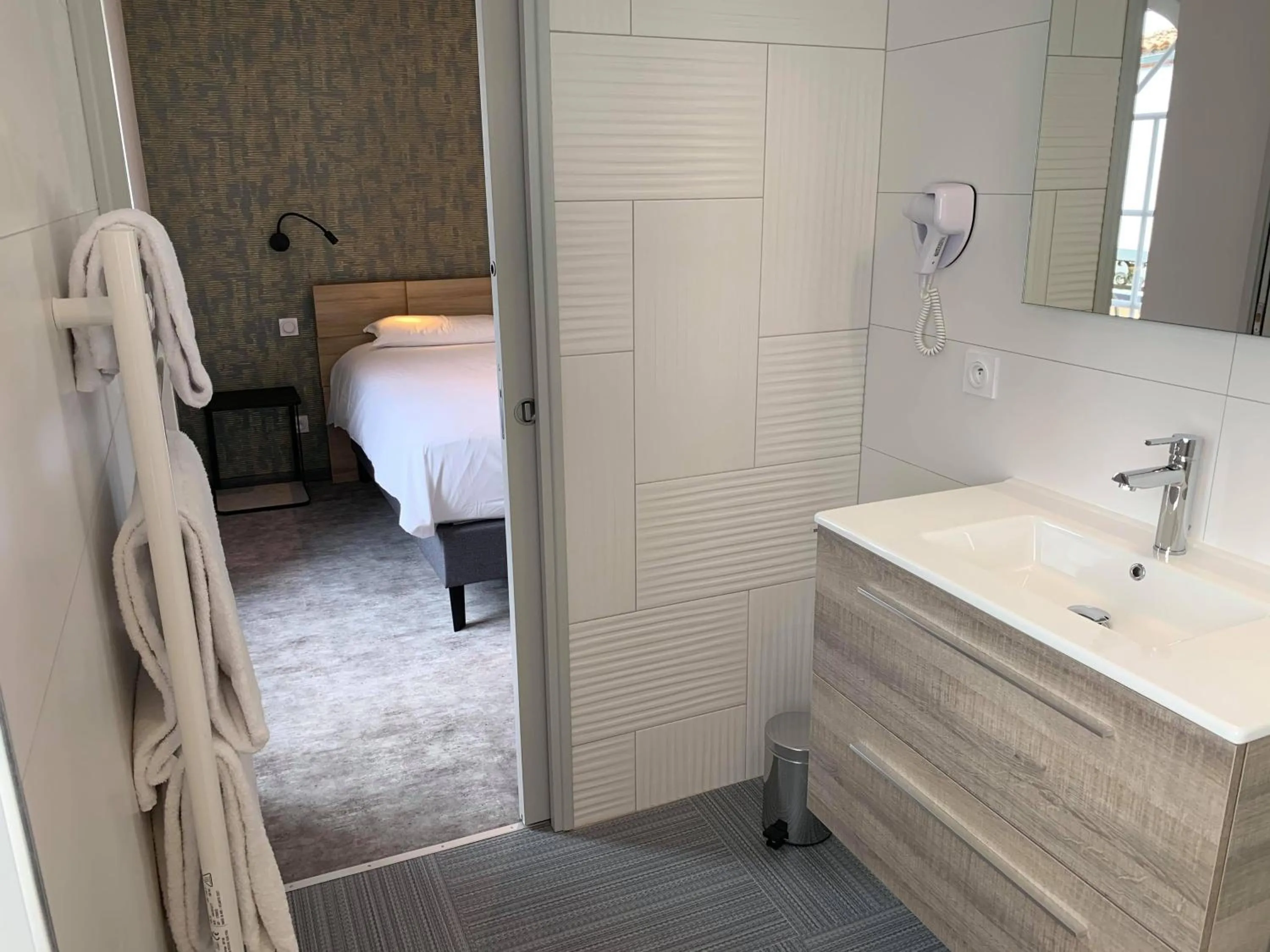 Bathroom, Bed in Hotel - Restaurant Les 3 Piliers