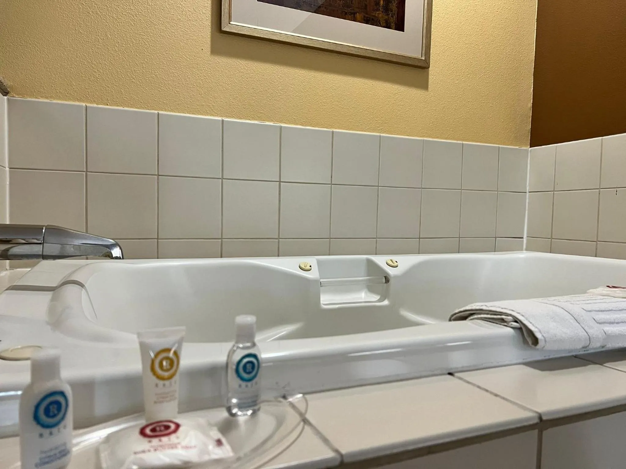 Bathroom in Comfort Suites Louisville East