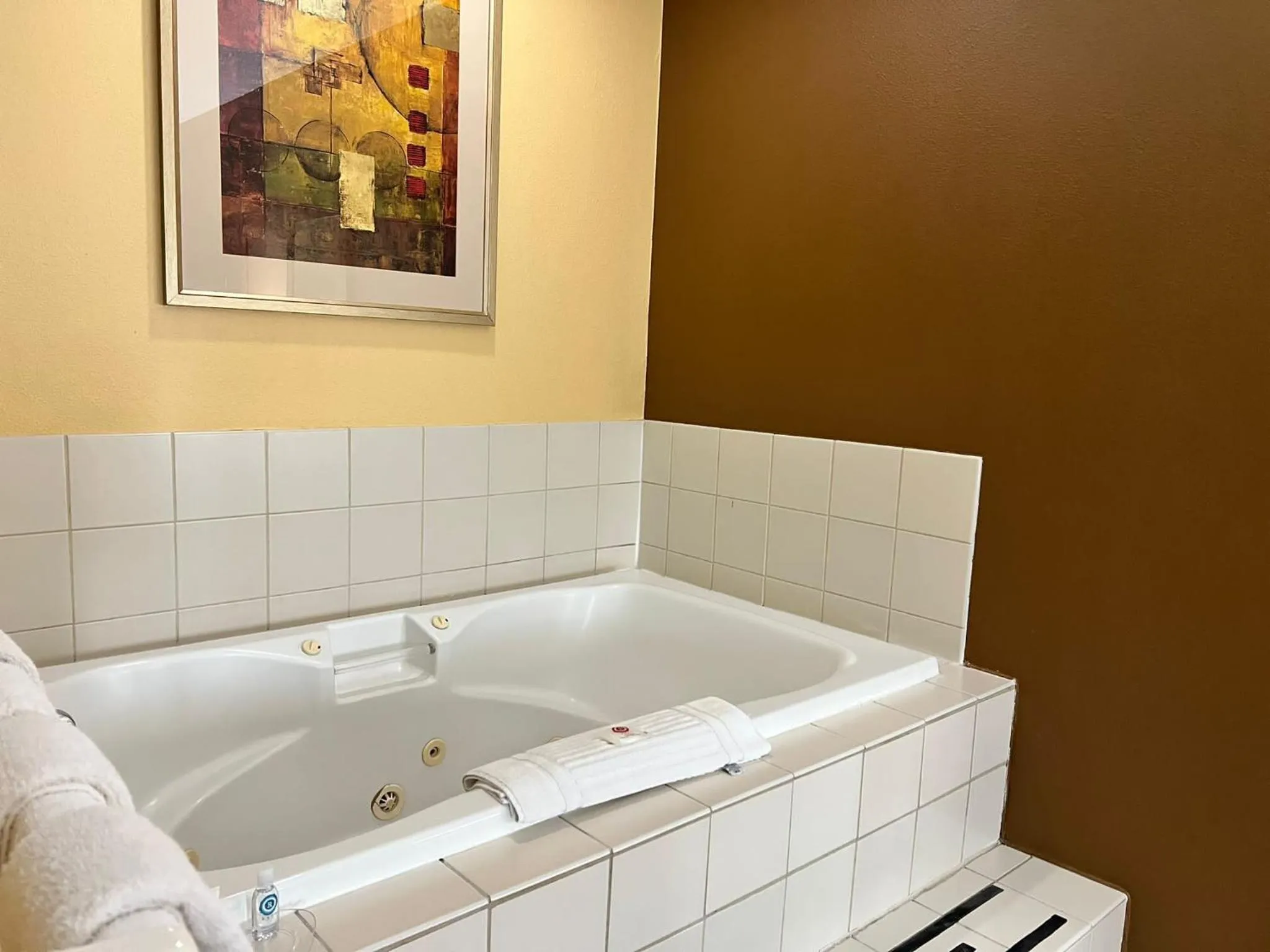 Hot Tub in Comfort Suites Louisville East