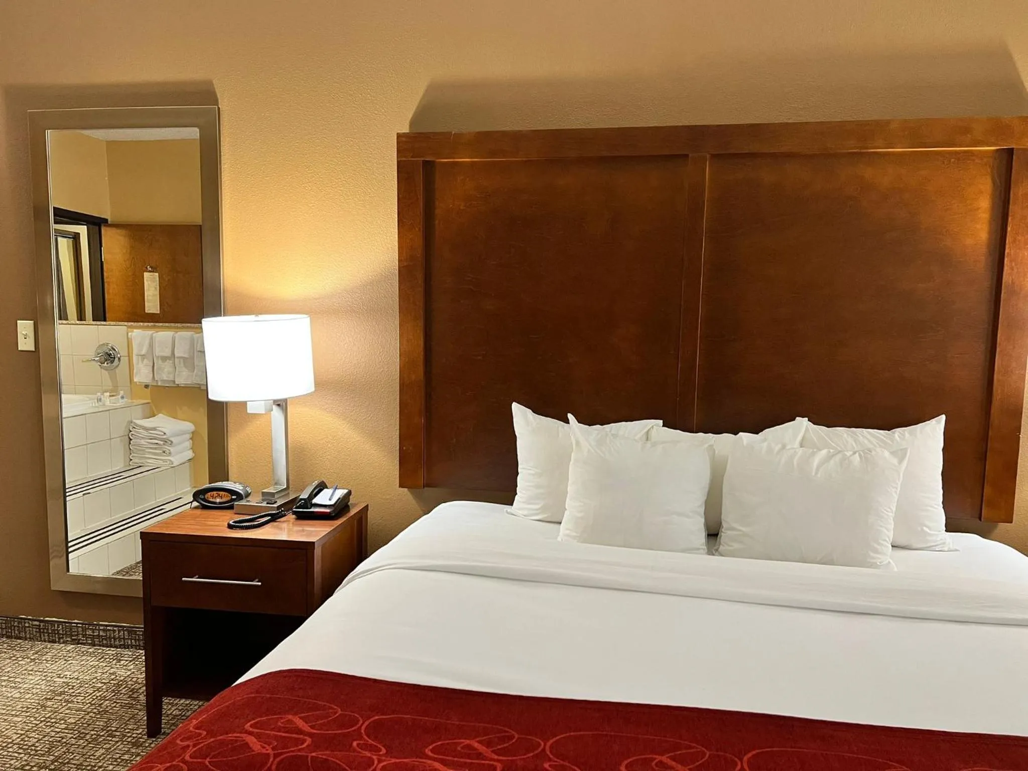 Bedroom, Bed in Comfort Suites Louisville East