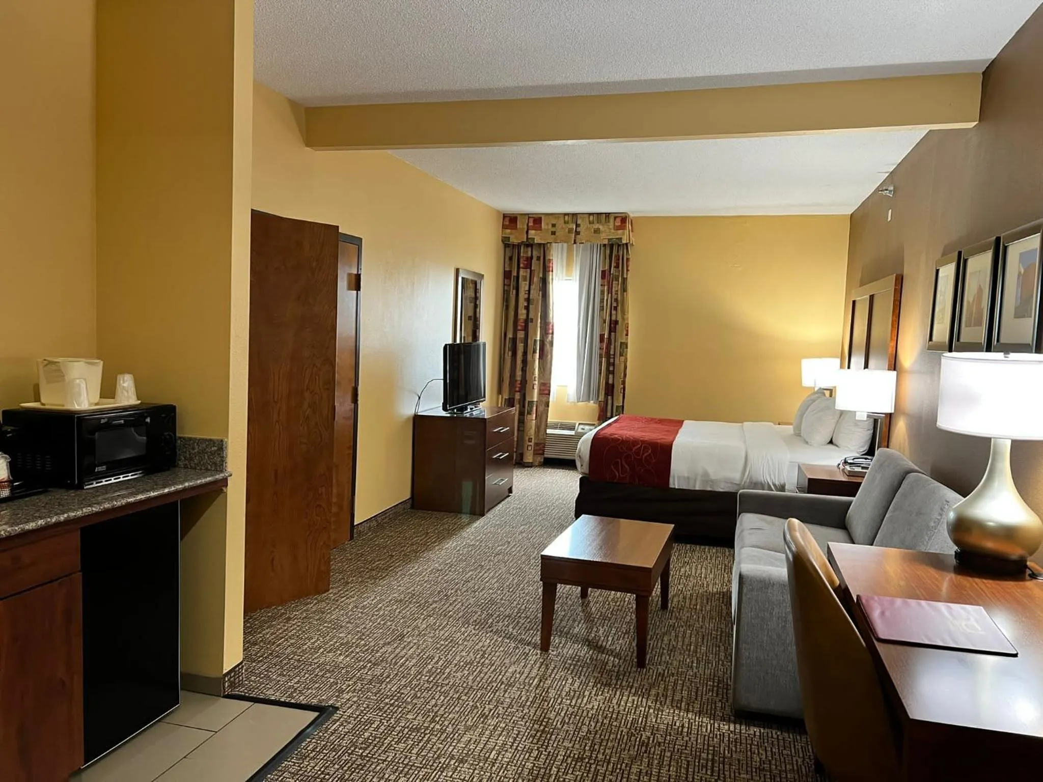 Bedroom, Bed in Comfort Suites Louisville East