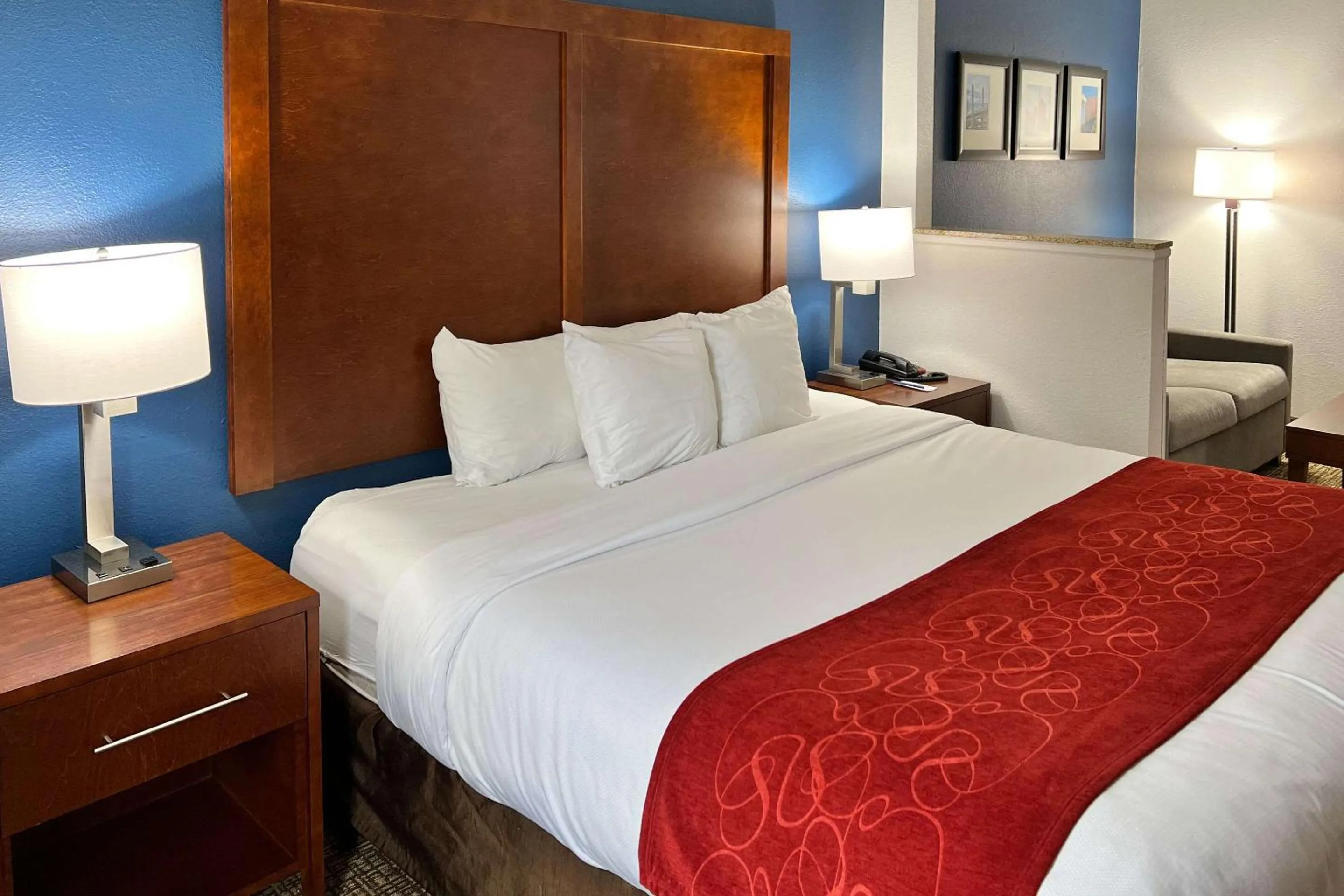 Bedroom, Bed in Comfort Suites Louisville East