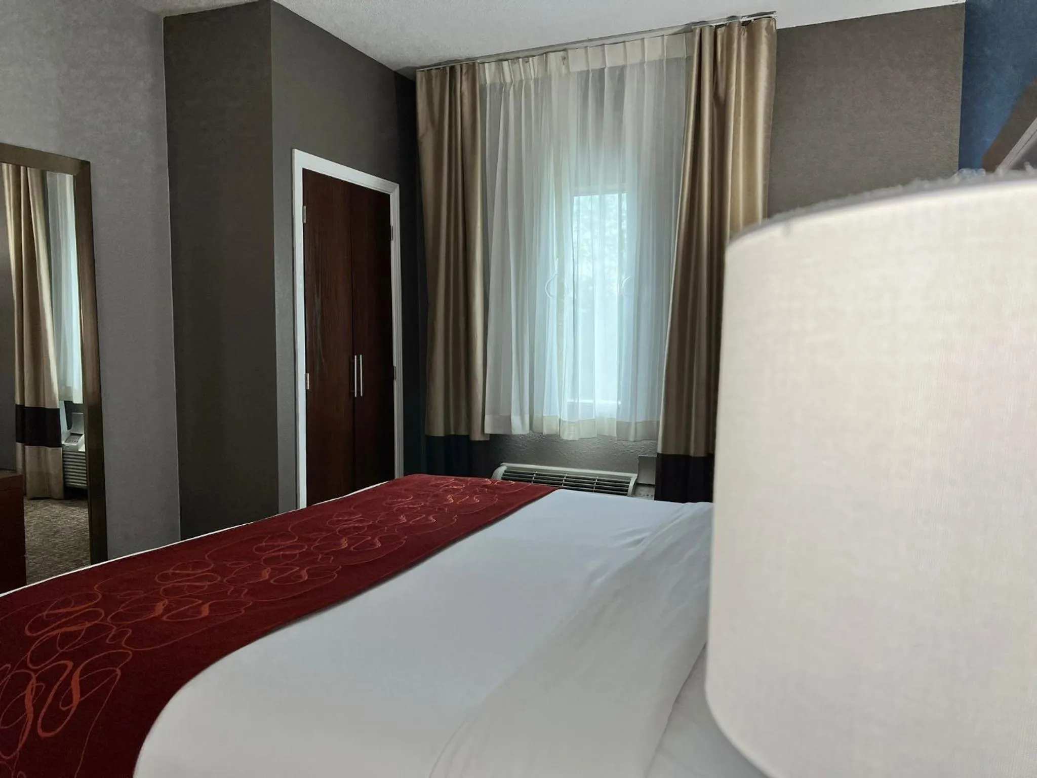 Bedroom, Bed in Comfort Suites Louisville East