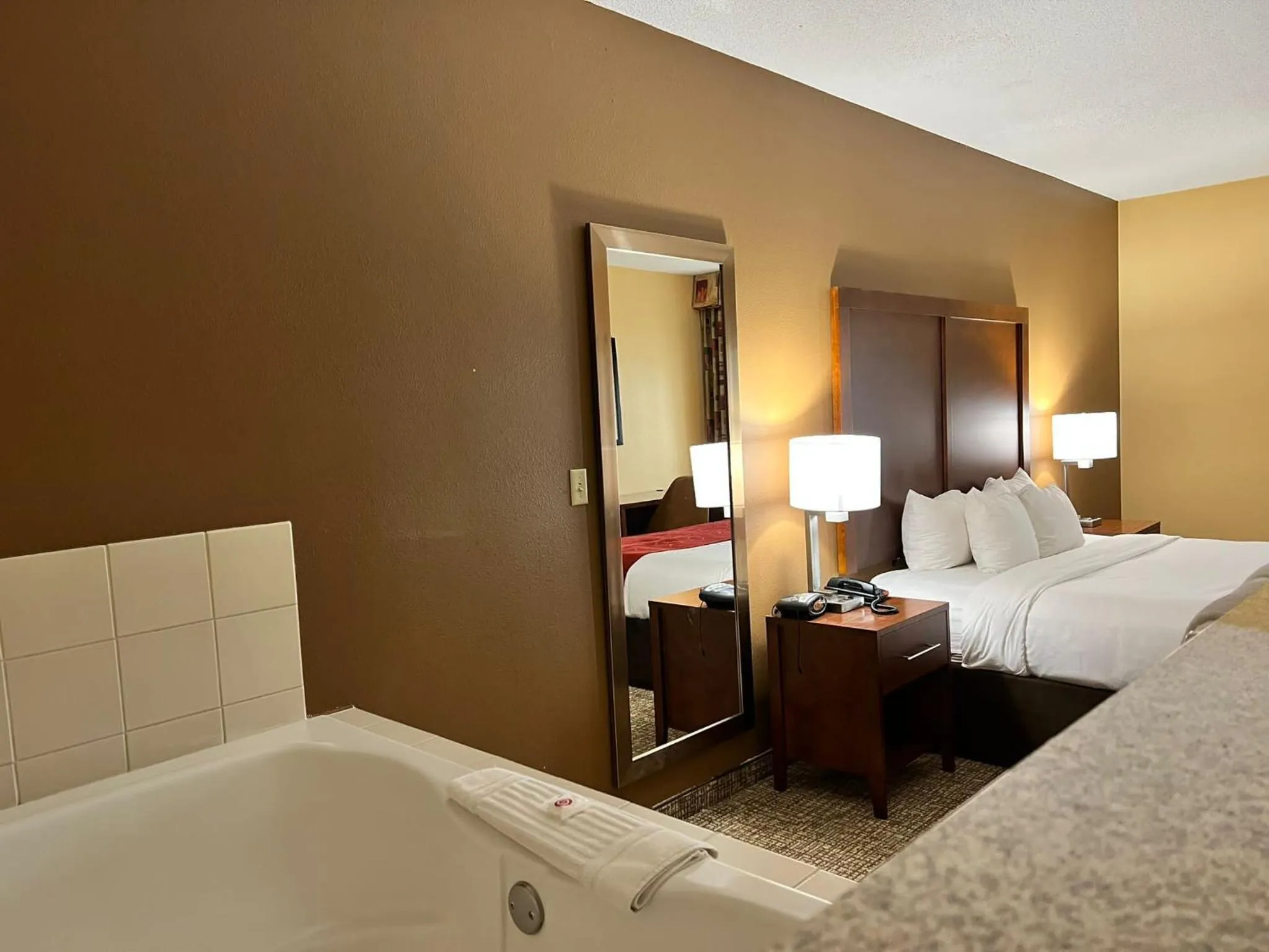 Hot Tub, Bed in Comfort Suites Louisville East