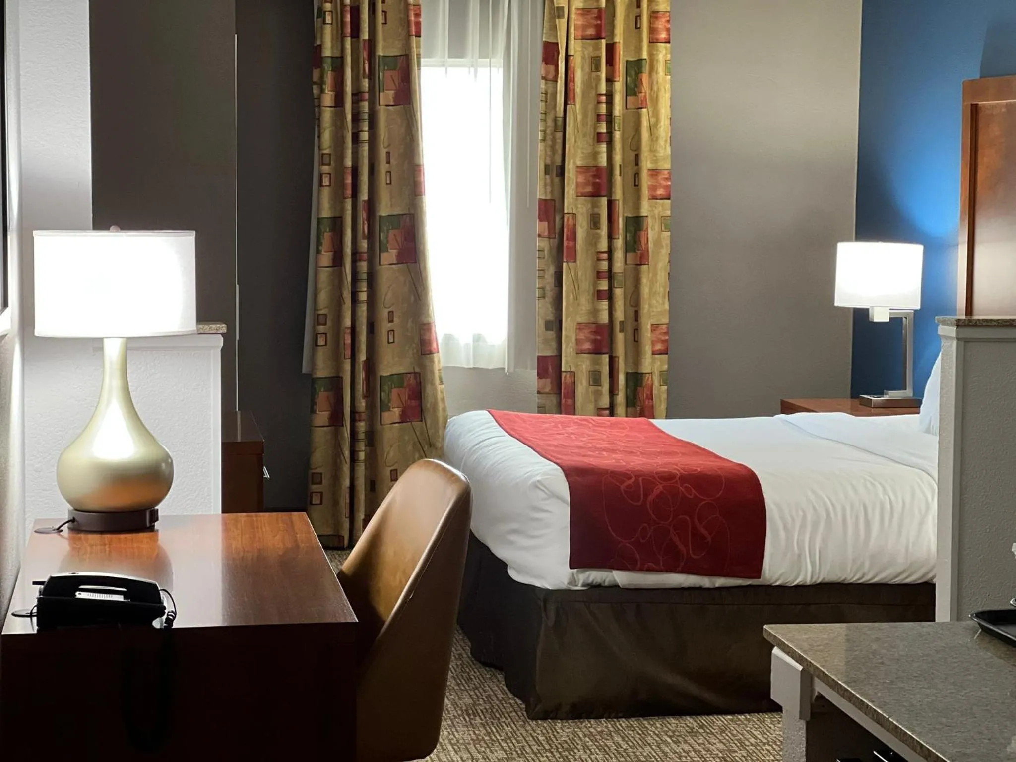Bedroom, Bed in Comfort Suites Louisville East