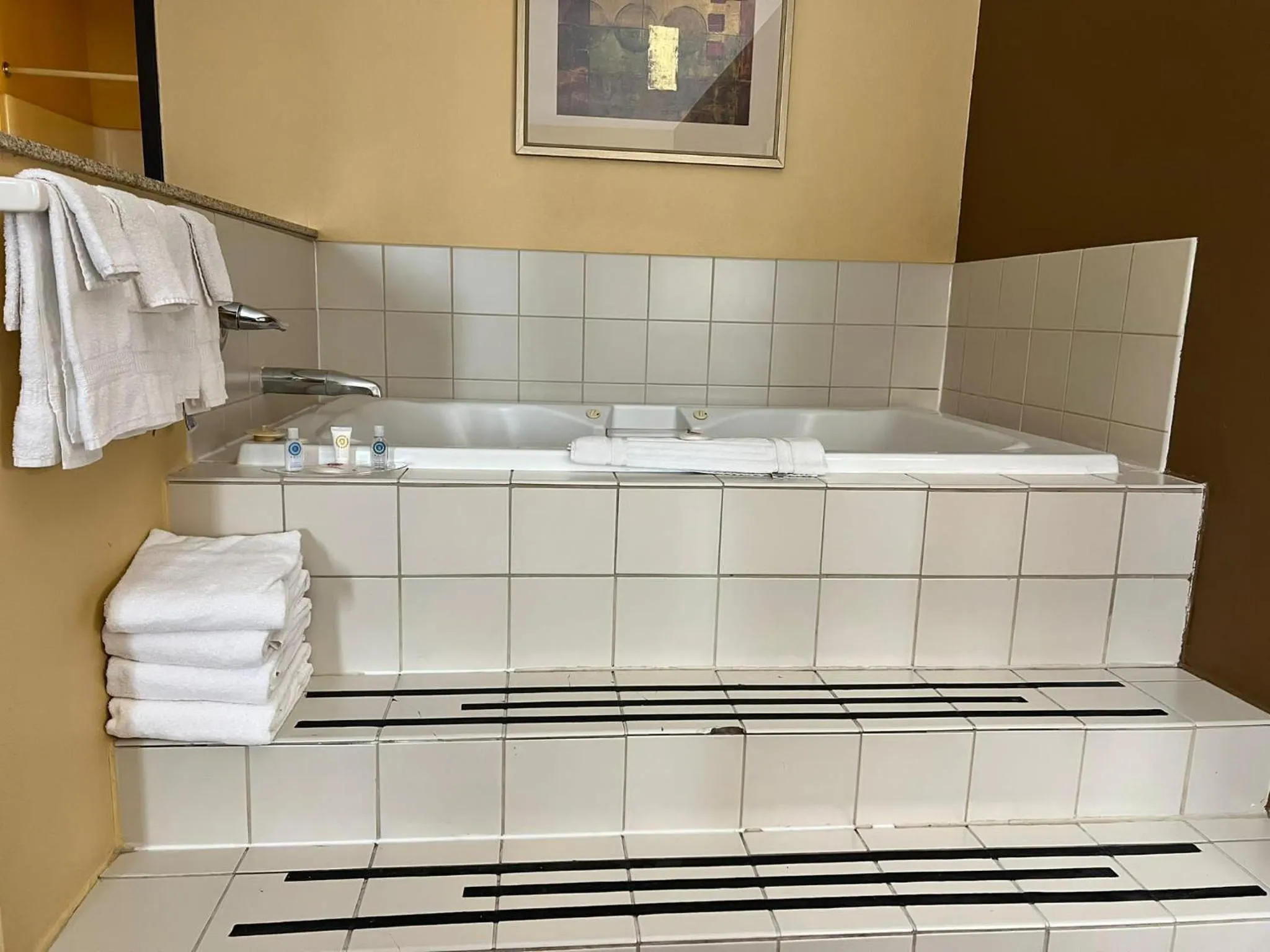 Bathroom in Comfort Suites Louisville East