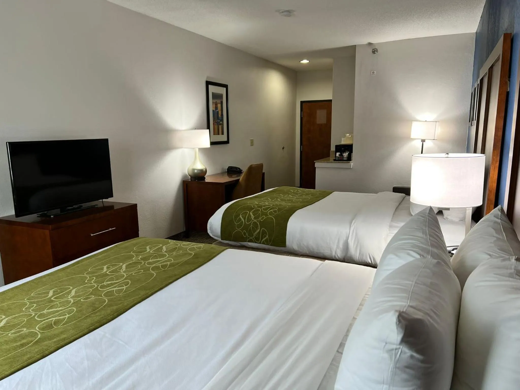 Bedroom, Bed in Comfort Suites Louisville East