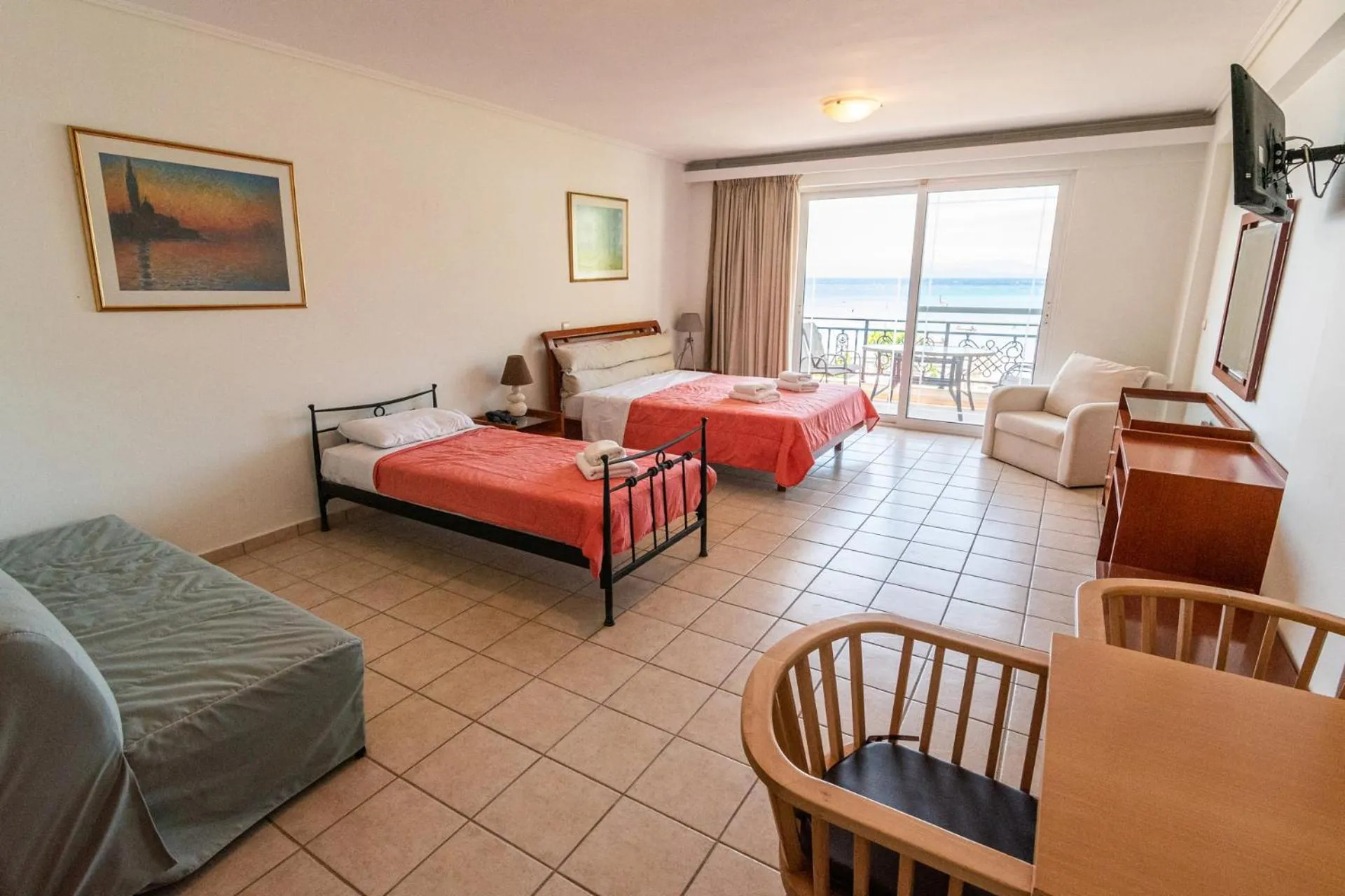 Bed in Hotel Grand Nefeli