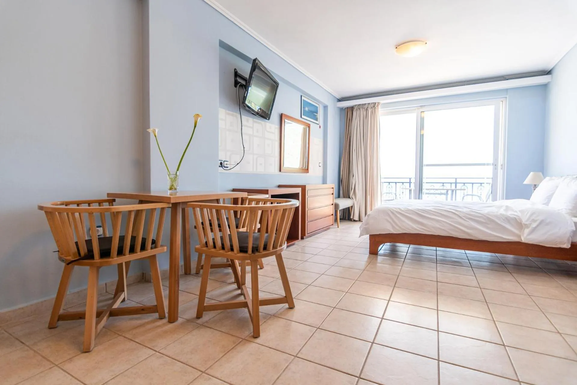 Bed in Hotel Grand Nefeli