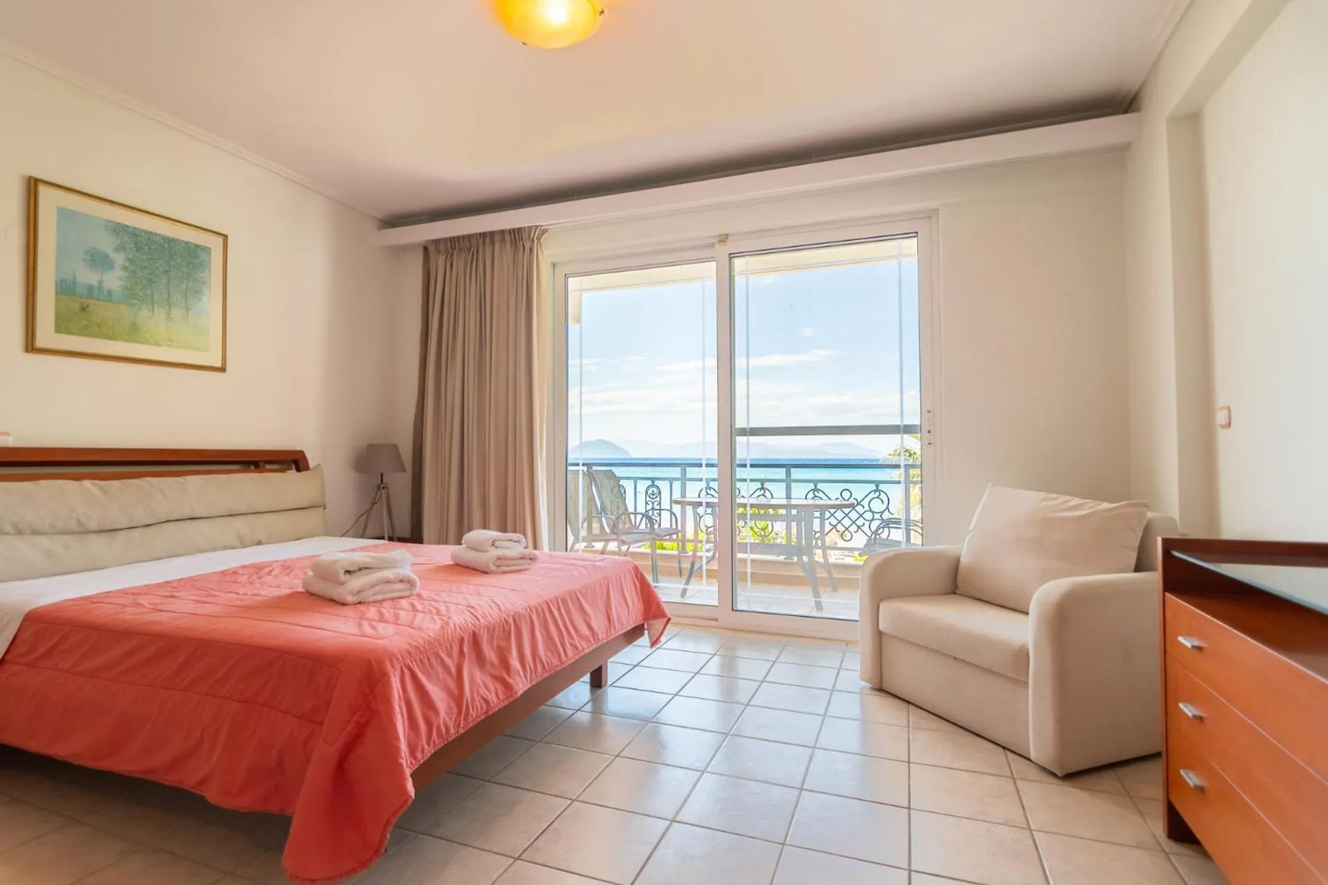 Bed in Hotel Grand Nefeli