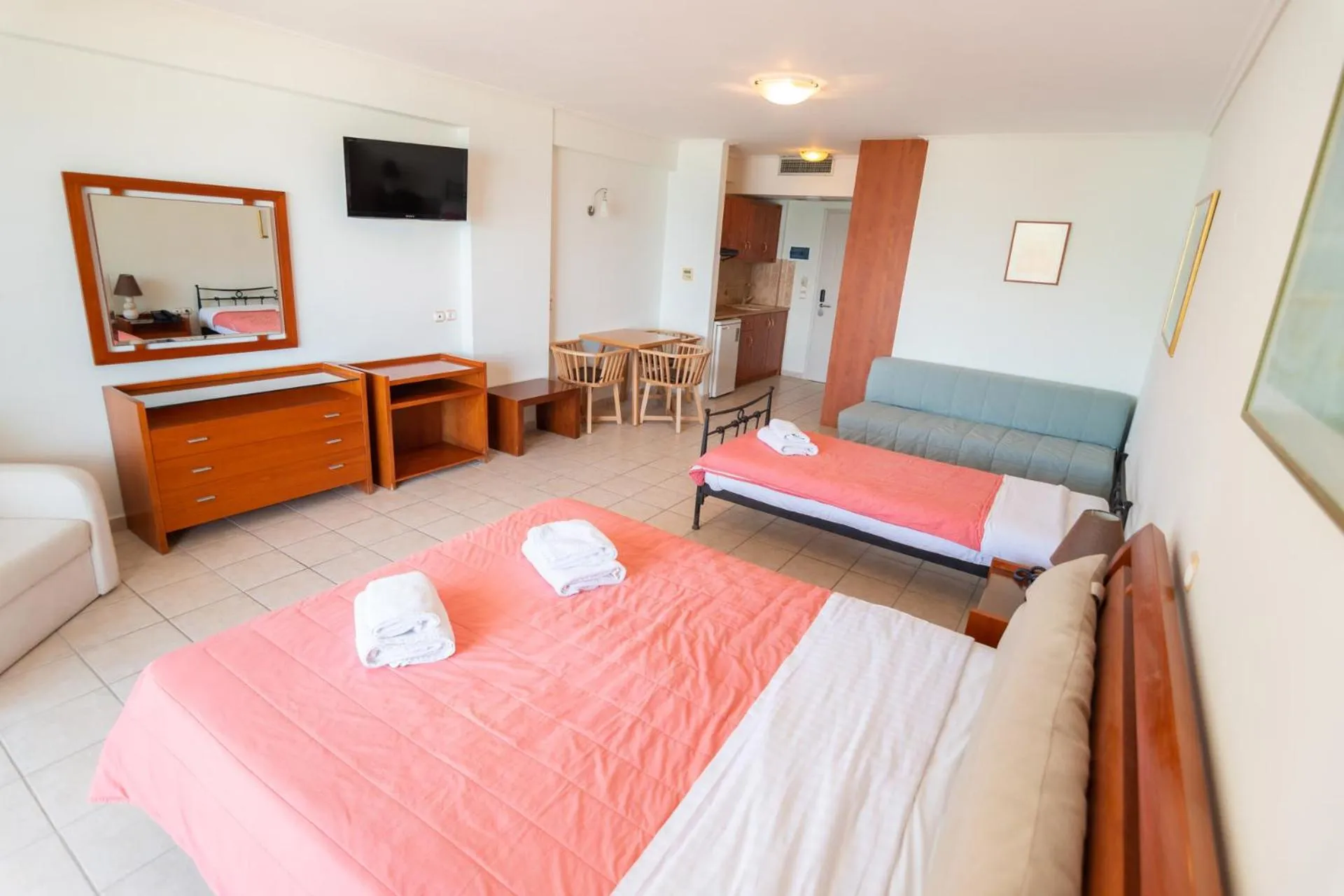 Bed in Hotel Grand Nefeli